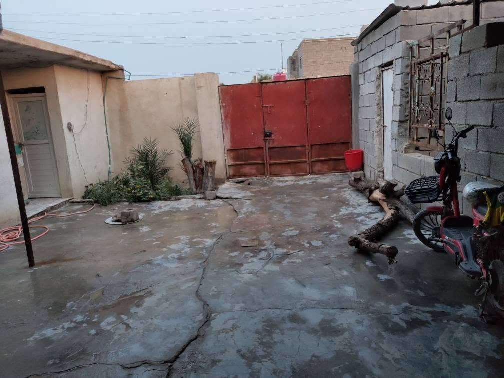 بيت تجاوز للبيع العنوان الزبير محلة الشمال حي الاثار المساحه 250م يبعد عن الشارع العام 50م شارع البيت عرضه 10م
خدمات البيت جاهزه ماء كهرباء شغل النرجس يحتوي البيت على غرفتين مطبخ هول ديوانيه خارجيه قيد التجهيز ترك بصف بالبيت ينبني به مشتمل كامل البيت بيه حديقه وحمامات داخليه وخارجيه الارض سيراميك والسقف  صبابه وزفت البيت كلش مرتب وجاهز للسكن
السعر 19 وقابل للتفاوض للاستفسار الاتصال على الرقم او واتساب *********** الزبير, البصرة

