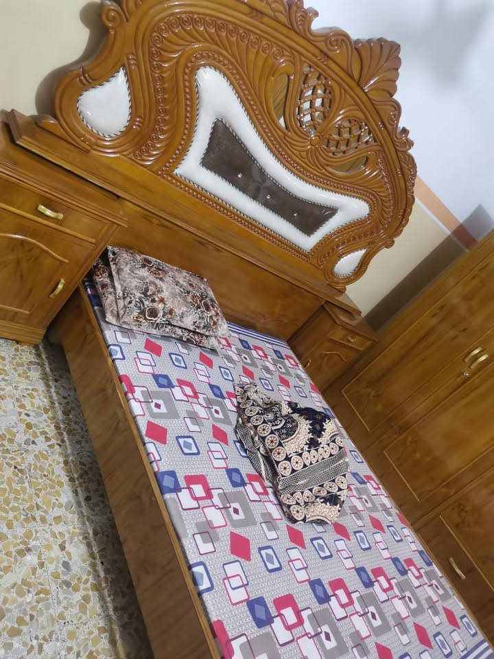 غرفة نوم فقط مع كومودينة الي بالاطراف للبيع بسعر مناسب 
***********
