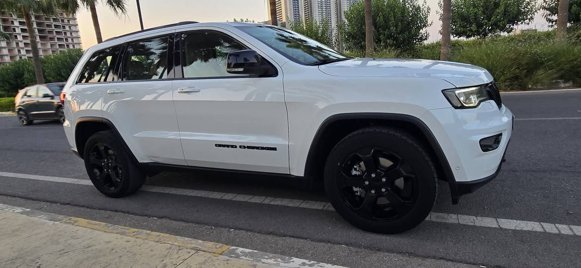 🔥 **للبيع | Jeep Grand Cherokee Black Top 2019** 🔥

حين تجتمع **الفخامة الأمريكية، القوة، والهيبة** في سيارة واحدة… تكون النتيجة **Jeep Grand Cherokee Black Top 2019** 🚙✨

سيارة مميزة بحالة استثنائية، نظافة عالية وممشى قليل، تمنحك حضوراً راقياً على الطريق وأداءً قوياً وراحة متكاملة في كل رحلة.

🔹 **الموديل:** 2019
🔹 **الفئة:** Black Top
🔹 **المحرك:** 3.6L V6
🔹 **الممشى:** 35,000 كم فقط
🔹 **المنشأ:** خليجي (GCC) / هارلم
🔹 **الدفع:** 4×4
🔹 **اللون:** أبيض
🔹 **الحالة:** بدون صبغ
🔹 **اللوحة:** أربيل – خصوصي

✨ **تجهيزات تجمع بين الراحة والتقنيات الحديثة:**
✔️ مقاعد جلدية فاخرة
✔️ فتحة سقف
✔️ تشغيل ودخول ذكي بدون مفتاح
✔️ شاشة مع Apple CarPlay
✔️ كاميرا خلفية وحساسات أمامية وخلفية
✔️ مراقبة النقطة العمياء
✔️ مثبت سرعة متكيف
✔️ نظام فرملة طوارئ
✔️ مقاعد مساج
✔️ إضاءة LED
✔️ نظام اختيار وضعيات القيادة
✔️ مرايا كهربائية ومدفأة
✔️ 8 وسائد هوائية

💰 **السعر: 27,800 دولار**
✨ **يوجد مجال بسيط للتفاوض للجادين، تقديراً لاهتمامهم الجاد.**
📍 **الموقع: أربيل**

سيارة تجمع بين **القوة، الأناقة، الراحة، والأمان**… ومناسبة لمن يبحث عن **Grand Cherokee** نظيفة بمواصفات عالية وممشى قليل.

📞 **للاستفسار أو مشاهدة السيارة، يرجى التواصل عبر الخاص أو الاتصال على:**
***************

**Jeep Grand Cherokee Black Top 2019 — هيبة تفرض حضورها، وفخامة تُشعَر في كل تفاصيلها.** 🖤🚙
