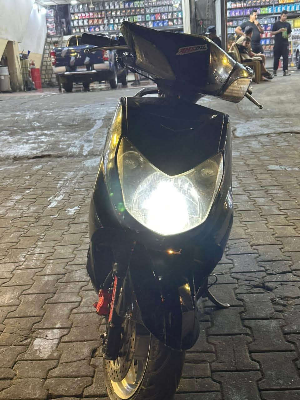 السلام عليكم سكنس فحل للبيع بيه كلجات رياضي وصلنصه رياضي وبوشه الدراجه 59 مالوسي كهرباياته كله شغاله دراجه شلعه ومعدل تشك الكاع ملاحضه بيه نقوصات بصيطه مكان الدرراجه بغداد الكياره السعر 400 وبيه مجال بصيط لل شراي *********** متواجد واتساب فقط

