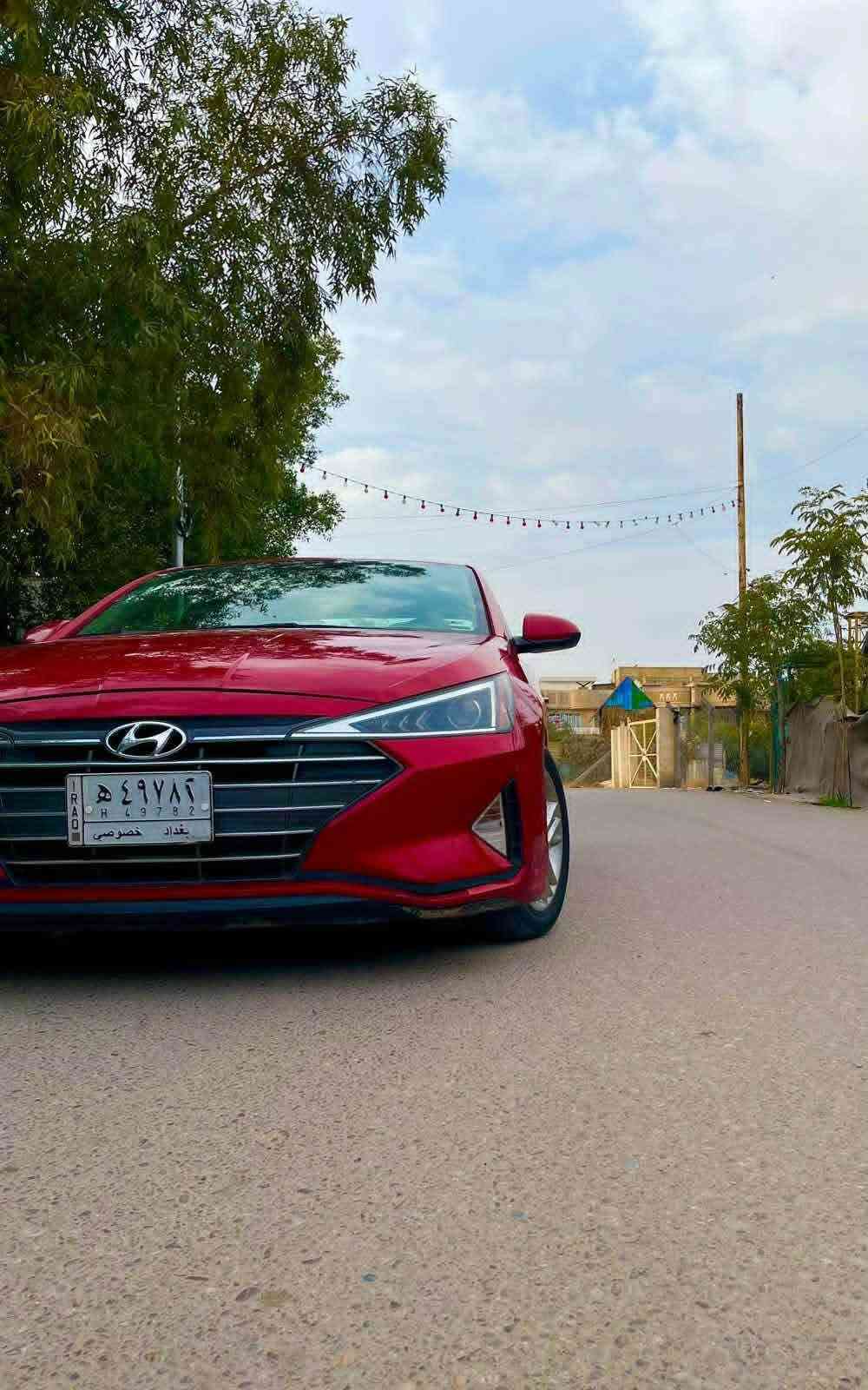النترا 2020 ماشيه 130 
رقم بغداد باسمي. 
مكفوله. من الصبغ. 
فقط بارد. هو نفس حادثه امريكا. 
مكينه مفتوحه. مبدل اويل بم 
سياره جاهزه من كلشي باقي. كله. وضع شركه. 
سونار. موجود. منشور. 
السعر. 122وبيه مجال. بسيطه. اكثر استفسار ***********

نص مكتوب في الصور:
- 1VIN STAT
- HYUNDAI ELANTRA 2020 SE RED 2.0L 4 VIN: 5NPD74LF9LH622530