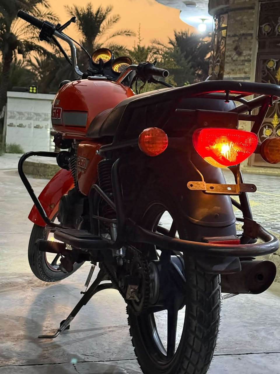 السلام عليكم 
دايوان 2023
أوراق سكنر 
محرك 200cc خمس نجوم 🌟 
الدراجه كفاله عامه 
كهربايئات كامله ما ناقصها شي 
 العنوان بابل محاويل قرب صيطره الآثار 
للاتصال ***********
السعر مليون وميه وبيها مجال
