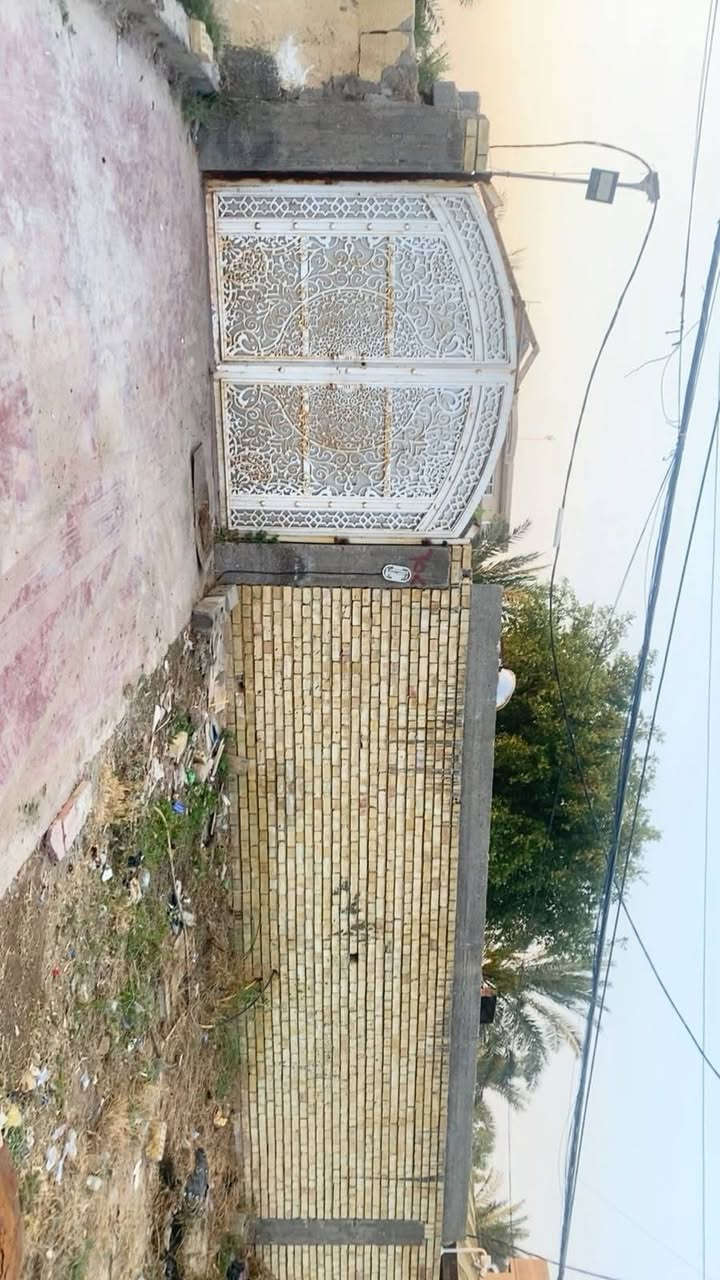سلام عليكم دار البيع
دار لبيع  مساحه 550متر
البيت طابق ونص  طابو زراعي سند 25
البيت حديث بنا درجه اولى 
محتويات الدار حوش مساحه كبيرة +حديقة
استقبال +مطبخ حار بارد +صاله + 3 غرف +ترك عدد 2 علي طول البيت. 
السعر 200 وبي مجال
مكان الوسمة والنواط قرب منطقه الشعب
الاستفسار ‏‪‏‪***********‬‏
