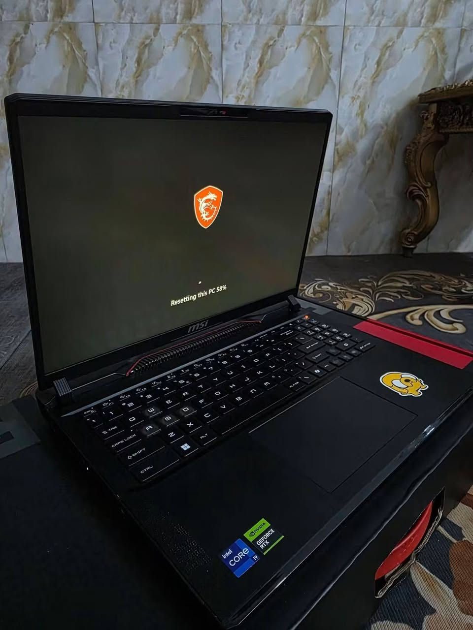 MSI Raider اعلى فئه ضمن مجموعه msi 
GE68 HX 
 لابتوب مفولة موصفات و نظافة ماعدى كم شخط بسيط بيها 
 Intel Core i9-14900HX (جيل 14، بـ 24 نواة)
Nvidia RTX 4070  (بقدرة كاملة 140 واط) 8 كيكا
(RAM): سعة 16 جيجابايت من نوع  DDR5 5600hz.
التخزين: هارد 512 جيجابايت SSD من نوع NVMe PCIe Gen4 فائق السرعة.
الشاشة: مقاس 16 بوصة، بدقة +FHD أبعاد (1920×1200)، وتردد 144 هرتز.
البطارية: ضخمة جداً بسعة 99.9 واط/ساعة.
الاتصال: يدعم أحدث Wi-Fi 7 
السعر مليونين بيها مجال بسيط 
عنوان كربلاء 
***********
