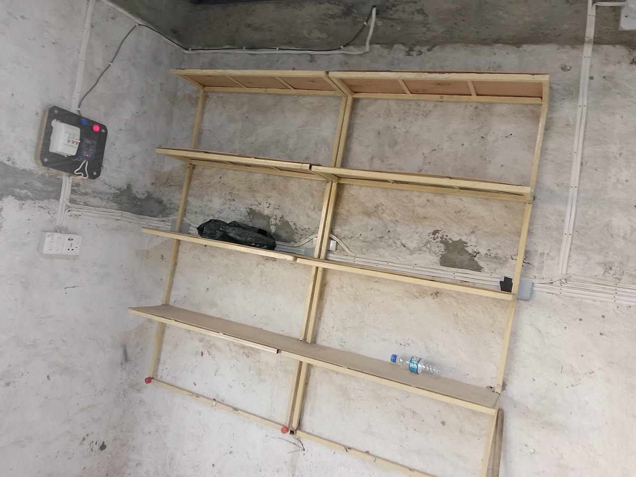 رفوف حديد للبيع مع قمريه للاتصال ***********
