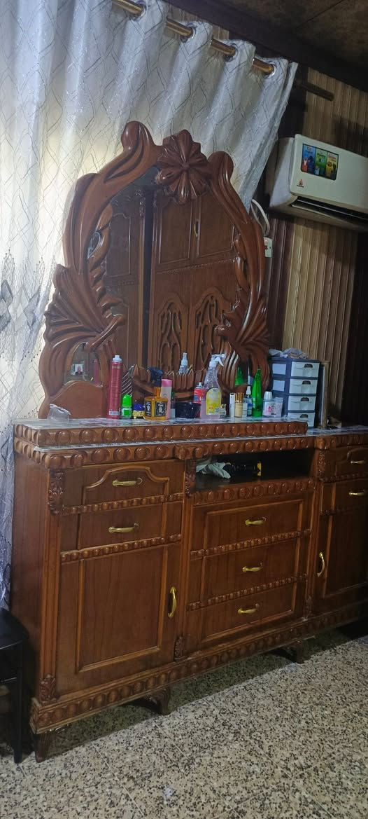 سلام عليكم غرفه اخشاب للبيع  نضيفه حيل السعر مليون وبيها مجال بسيط التواصل علئ الرقم ‏‪***********‬‏
