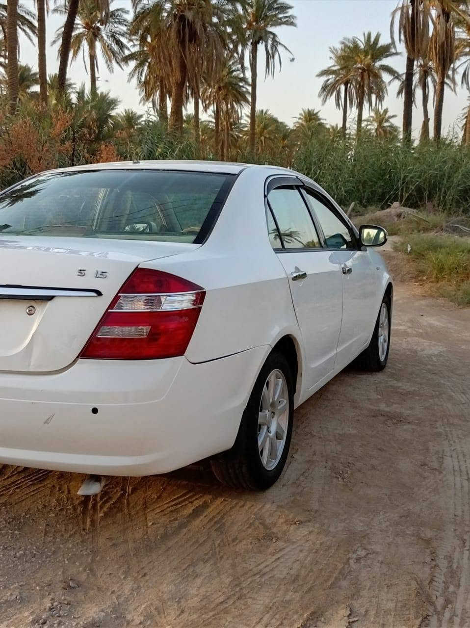 السلام عليكم
مكلف بنشر 
جيلي موبل مديل 12  سنويه ل27
رقم بغداد 
مكينه بيهه تنقيص كل تبديله نص لتر كير حداديه تخم تاير جاهز 
السياره بيهه تصليح الهلاات والباقي كفاله
التبريد عايز غاز  الفان والكمبيسر شغالات 
كهربائيات جاهزه 
السياره احله من الصور 
السعر 52 
مكان السياره الديوانيه   تفاصيل الاتصال ع الرقم ***********
