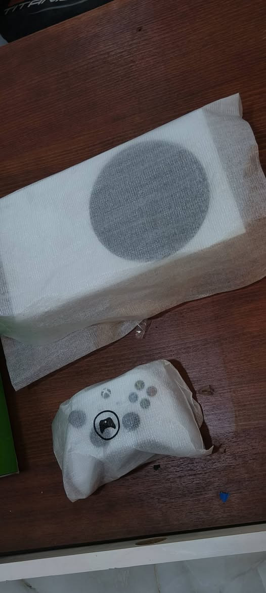 السلام عليكم Xbox series s مساحة 512 أصدار 2022 جهاز نضيف والصور تحكم يجي وياه جوستك وحده الأصلية مالته وكامل ملحقاته والجهاز لوك ستيكر  سعره 390 قفل متوفر توصيل جميع أنحاء العراق مكاني موصل للأستفسار خاص أو اتصال على الرقم التالي ***********
