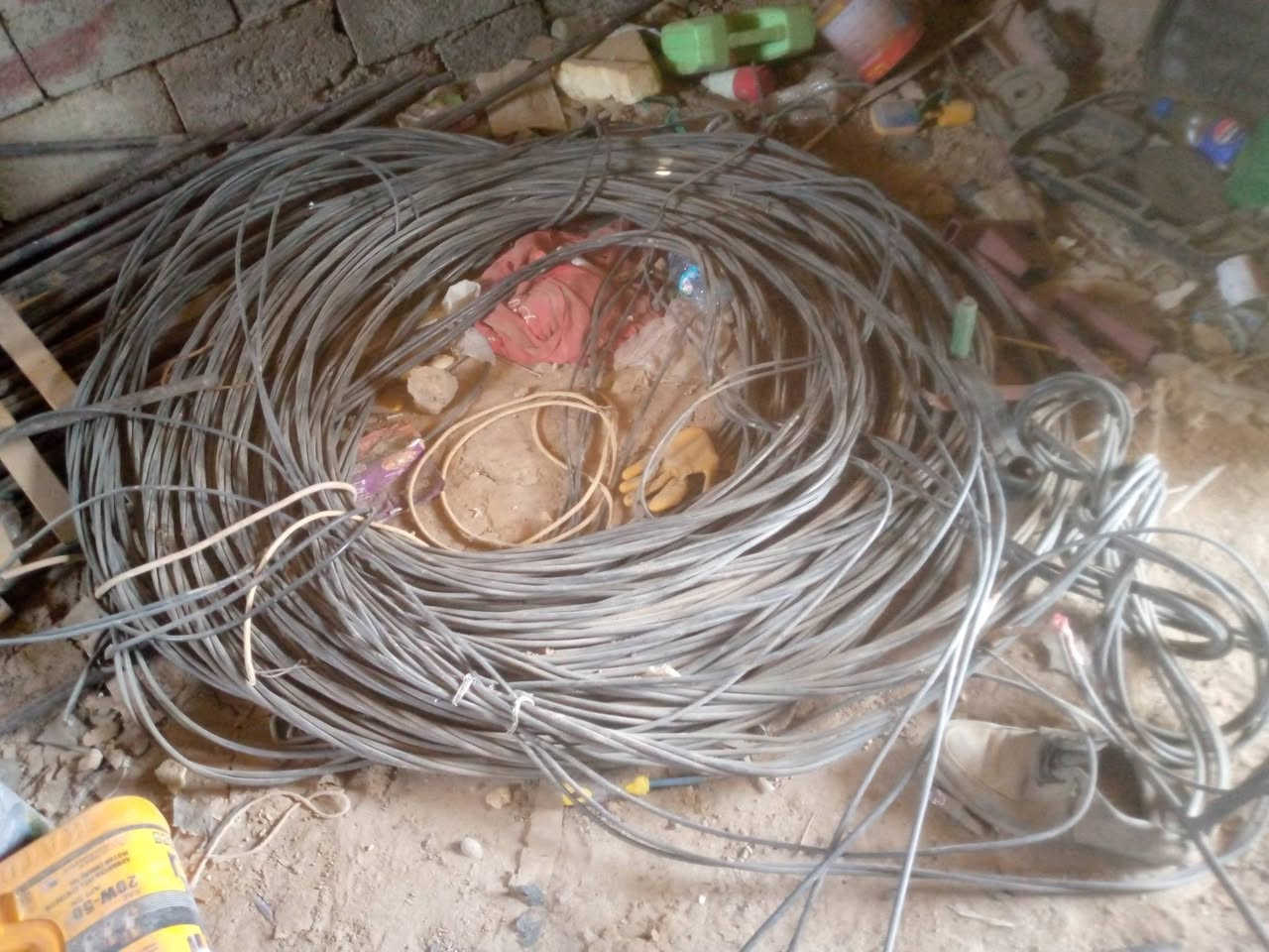 ظفيره مال كهرباء أربع خطوط طول ١٢٠متره للبيع سعر المتربلفين ونص عنوان ديالى الغالبيه للاتصال ***********
