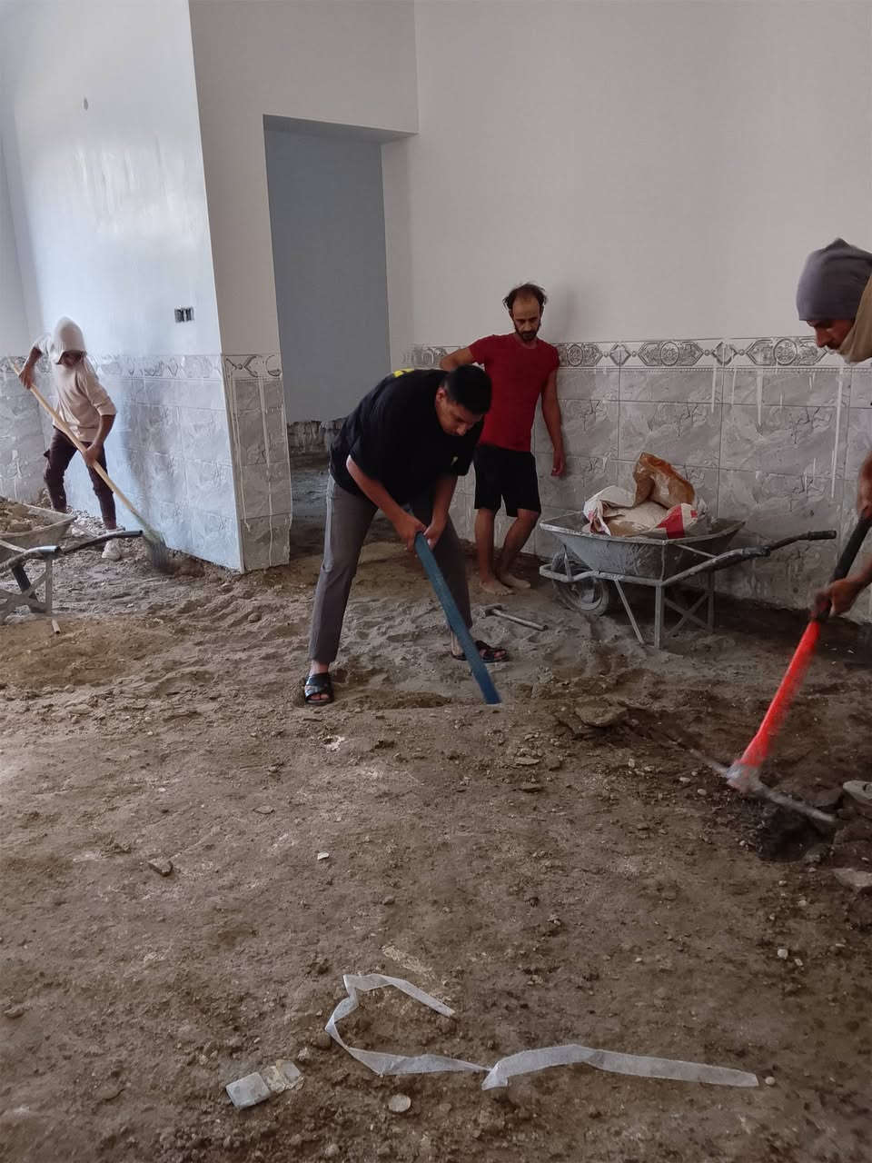 سلام عليكم  / يوجد كادر عمل جاهز/ تصعيد مواد/ تنضيف بيوت/ تفليش/ تكشيط/ تنضيف حدائق/ دفن نهري  / شقلنه ليل ونهار   /ومعداتنه جاهز/ ماعليك بس تصال  رقم  /     ***********
