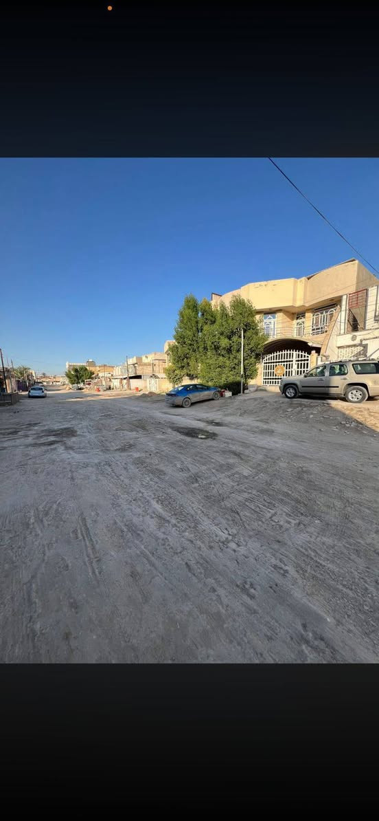 سلام عليكم
دار للبيع مساحه 180 متر واجه 12 نزال 15 طابو صرف تحويل مباشر 

موقع مميز شارع 60 شارع الحسينيه يبعد عن الشارع العام 40 متر عرص الشارع 30 متر كافه الخدمات ماء ومجاري شغل جديد وتبليط هم ديشتغلون بي يعني بعدله ايام ويكون تبليد للباب 

البيت طابقين 4 غرف نوم كبار مطبخ كبير صاله كيليدور خارطه مرتبه البيت سقوف ثانويه سيراميك مجمع صحيات 2 مناور 2 بلكونه على وجه البيت 

ملاحظه سنه البناء 2020 كلش نضيف ومتعوب عليي 

السعر    /270/  كلش مناسب جوة سوكه

***********
