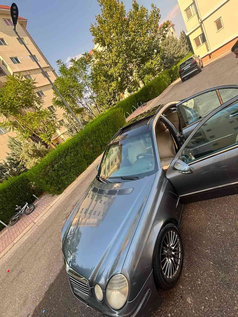 للبيع: مرسيدس بنز E350 (W211) - موديل 2007 (ممشى قليل جداً)
السلام عليكم شباب، للبيع سيارة مرسيدس E350 موديل 2007 (الشكل المعدل)، السيارة مميزة جداً بممشى قليل ونظافة ممتازة، سيارة بيت ومتأنس بيهة وجاهزة للاستخدام
المواصفات والتفاصيل: 
 الموديل: 2007 (E350) - كت ولمسات AMG
 المسافة المقطوعة (الممشى): 43 ألف كم فقط (ممشى حقيقي وقليل جداً بالنسبة لموديلها)
 اللون: رصاصي غامق (ماوس / رمادي ميتالك)
 الرقم: أربيل (تحويل وهزة جاهزة)
 المحرك: 6 سلندر V6 تنفس طبيعي (نشاط وقوة ممتازين)
 الكير: أوتوماتيك (أنظمة Comfort / Sport)
المواصفات الداخلية والأبشن:
 فتحة سقف
 شاشة وسائط أصلية مع شاشة معلومات بالدشبول
 كشنات جلد تدفئة وتبريد
 كشنات كهرباء مع ذاكرة حفظ (Memory Seats)
 تكييف رقمي دبل زون (أمامي وخلفي)
 دواسات وديكورات AMG مع أرضيات أصلية
 نظام ثبات إلكتروني (ESP) وأنظمة أمان كاملة (ABS / SRS)
 حساسات أصلية (Sensors) وتحكم ستيرن كامل
الحالة العامة:
 محرك وكير وبدي بشرط الفحص، تبريد ثلج، تعليق ناعم جداً ونظافة داخلية وخارجية ممتازة بحكم الممشى.
 السيارة ما تحتاج أي مصاريف نهائياً.
السعر المطلوب: 130 ورقة (13,000$) وفيها مجال بسيط بعد المعاينة بدون حادث شبر صبغ بل بنيد فقط
المكان: أربيل
رقم واتس اب ***********

