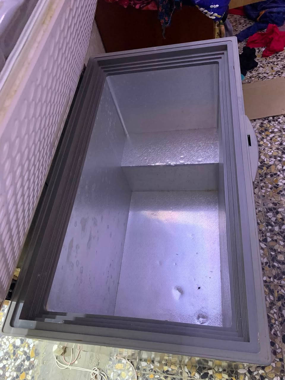 ثلاجتين و مجمده نضيفات لمجمده وثلاجه مستغدمات شي قليل لمكان بغداد قرب تقاطع نهروان تواصل ***********
