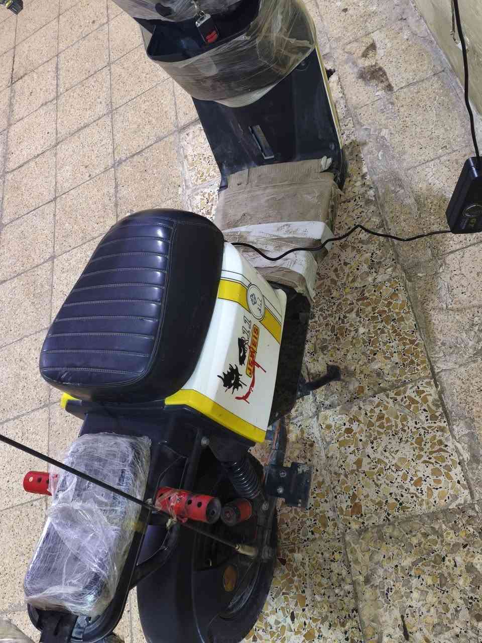 سلام عليكم دراجه R11 نضافه 80 بل 100 فول دراجه بطاريات5  بطاريات جديده كلش الملف ماله 2000 كلشي شغال بيه ما بيه ولا عطل سعر 450 بيه مجال بصيط مكاني بصره زبير رقمي *********** وساب فقط
