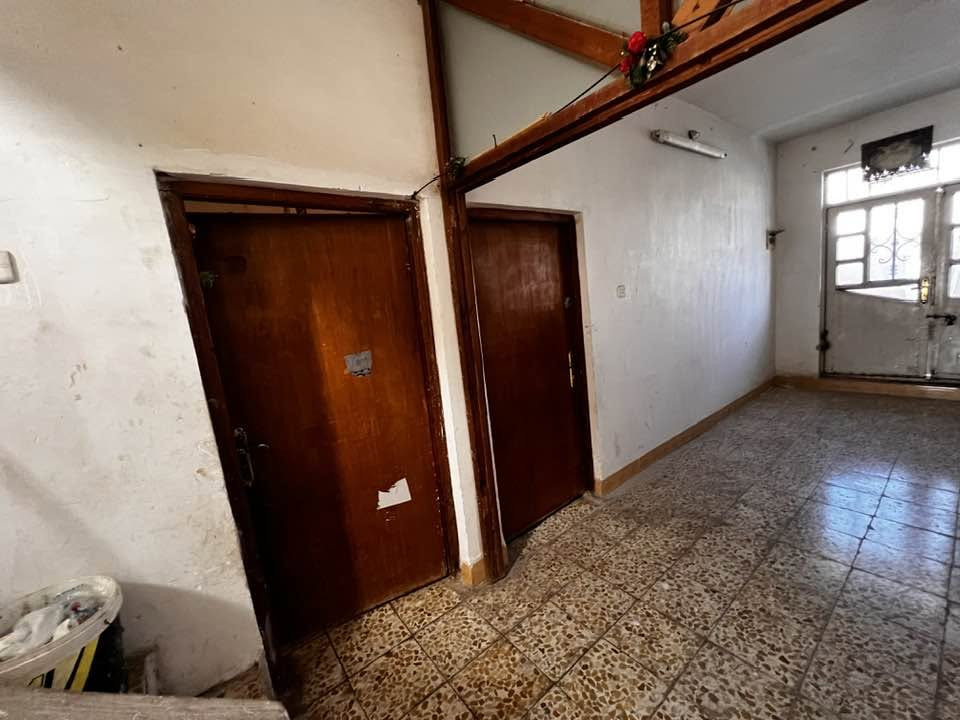 السلام عليكم 

🏠 منزل للبيع

للبيع منزل في ١٧ قرب مدرسة الصديق قريب محطة القادسية ، موقع مميز وهادئ وقريب من الخدمات.

📐 المساحة:٢٠٠ ** متر**
🏡 عدد الطوابق: ٢
🛏️ عدد الغرف: ٤ وستقبال وهول
🚿 عدد الحمامات: ٢ داخلي وخارجي
📄 السند: طابو صرف

💰 السعر: ١٥٠   وقابل للتفاوض للجادين.

📞 للاستفسار والتواصل:***********

للجادين فقط، والله يرزق الجميع 🤲
