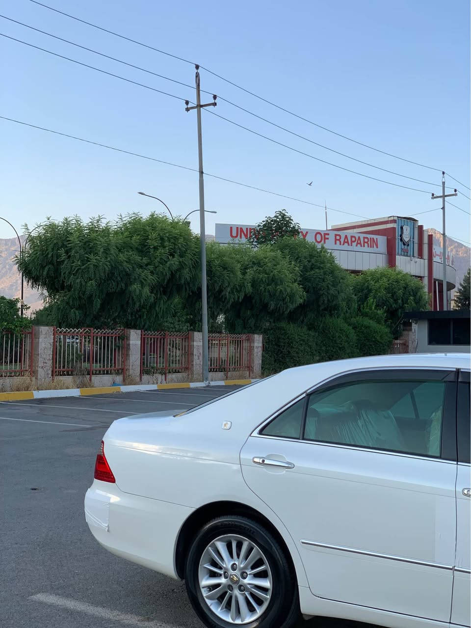 شاهانە ٢٠٠٦ / ١٨٢ گێڕ گەورە بەسمە ڕەساسی 
٢ دوگمەی ناو زەرد کامل مەسروف پۆڵیش و قەڵەم کاری تازە بۆی کراوە بەس برێکی نەبەستراوە جامەکانی هەڵگیراون گێڕ و مەکینە و تەبرید سارد و گەرم بە شەرت ٤ تایە و ویلی نوێی لە ژێرە سەیارەکە ماڵی دۆستە کۆدی بە ناو خۆمانە پلێت و باڕکۆدی ماوە ٤ بەسمەی حوڕ کراوە ئاوێنەکانی دەخەوێت کەڤەر گۆڕاو لێدراو سەقف بە شەر بەس شوێن بڕاوەکانی بۆیاغە نرخی 51 گەڵا مەجالێکی برایانەی تیایە ..

*********** رانية, السليمانية
