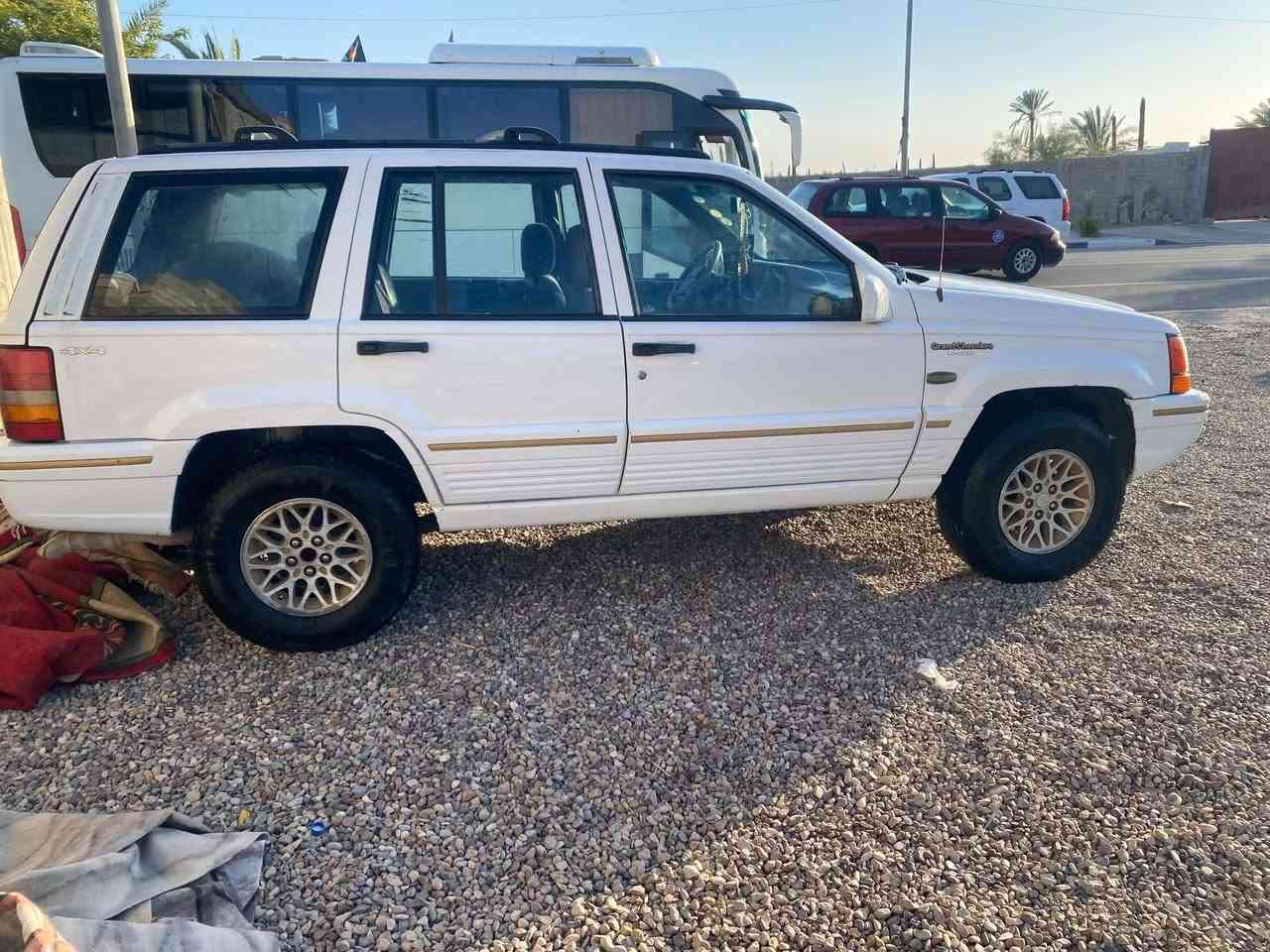 جيب شيروكي موديل 95
سيارة نظيفة وحلوة 
سعرها 40 
گشرها كلش نظيف وحلو
طخم تاير وحدادية توني مسويها 
محرك وگير بلادي وكهرائيات شغالة
مكاني بصرة/ بني مصور 
هاتف واتساب ***********
السيارة بسمي سنويتها لل ٢٩
وكالة او تحويل
