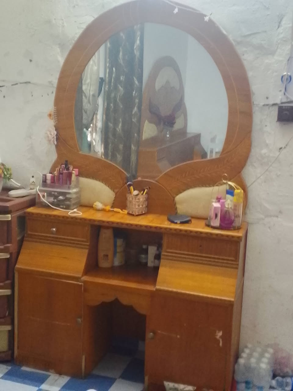 السلام عليكم غرفه للبيع بيه ضربات الكنتور ست بيبان سعرها ٣٥٠وبيها مجال ان شاءلله *********** وهاذه رقمي
