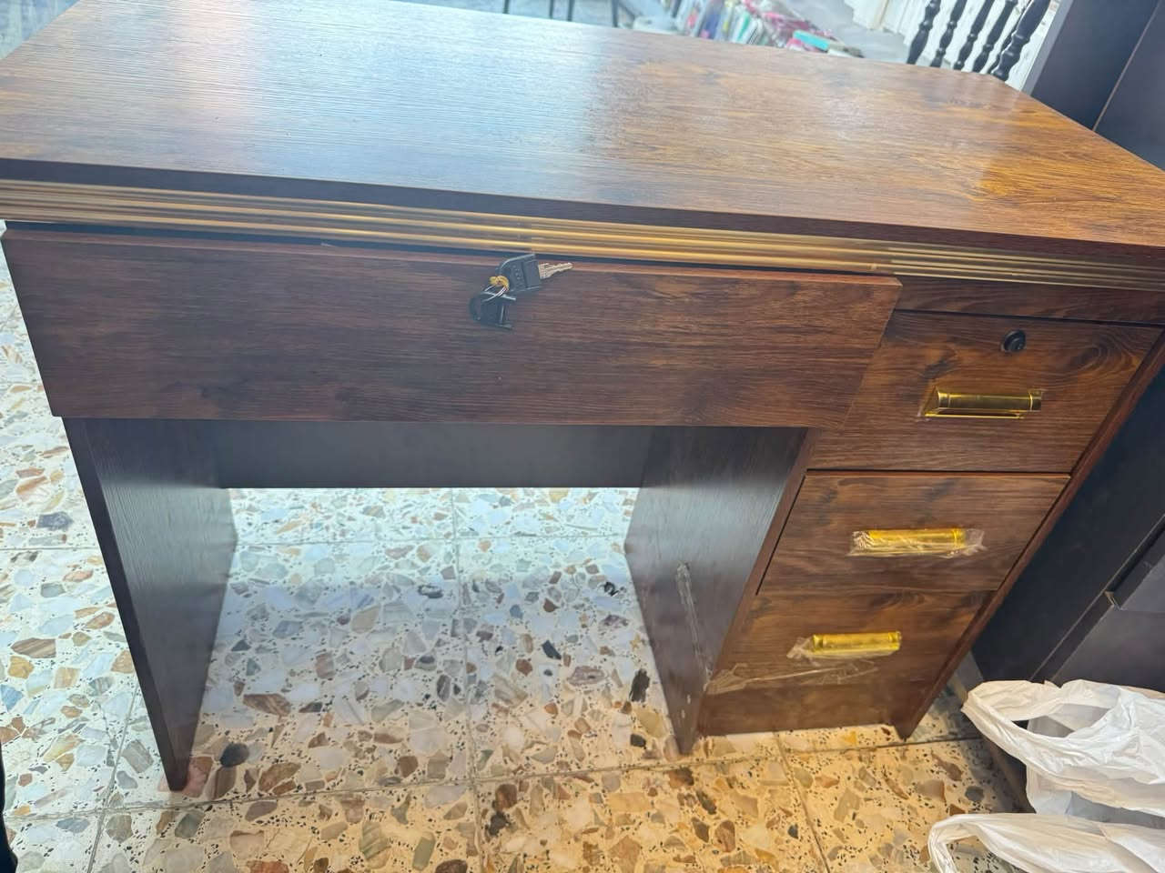 اشتريت هذا وما عجبني ناعم اشويه
للبيع بغداد الشعب
***********
اخذته 115 خلي سعر و الله يسهل الي والكم
بعده جديد صار ايام

