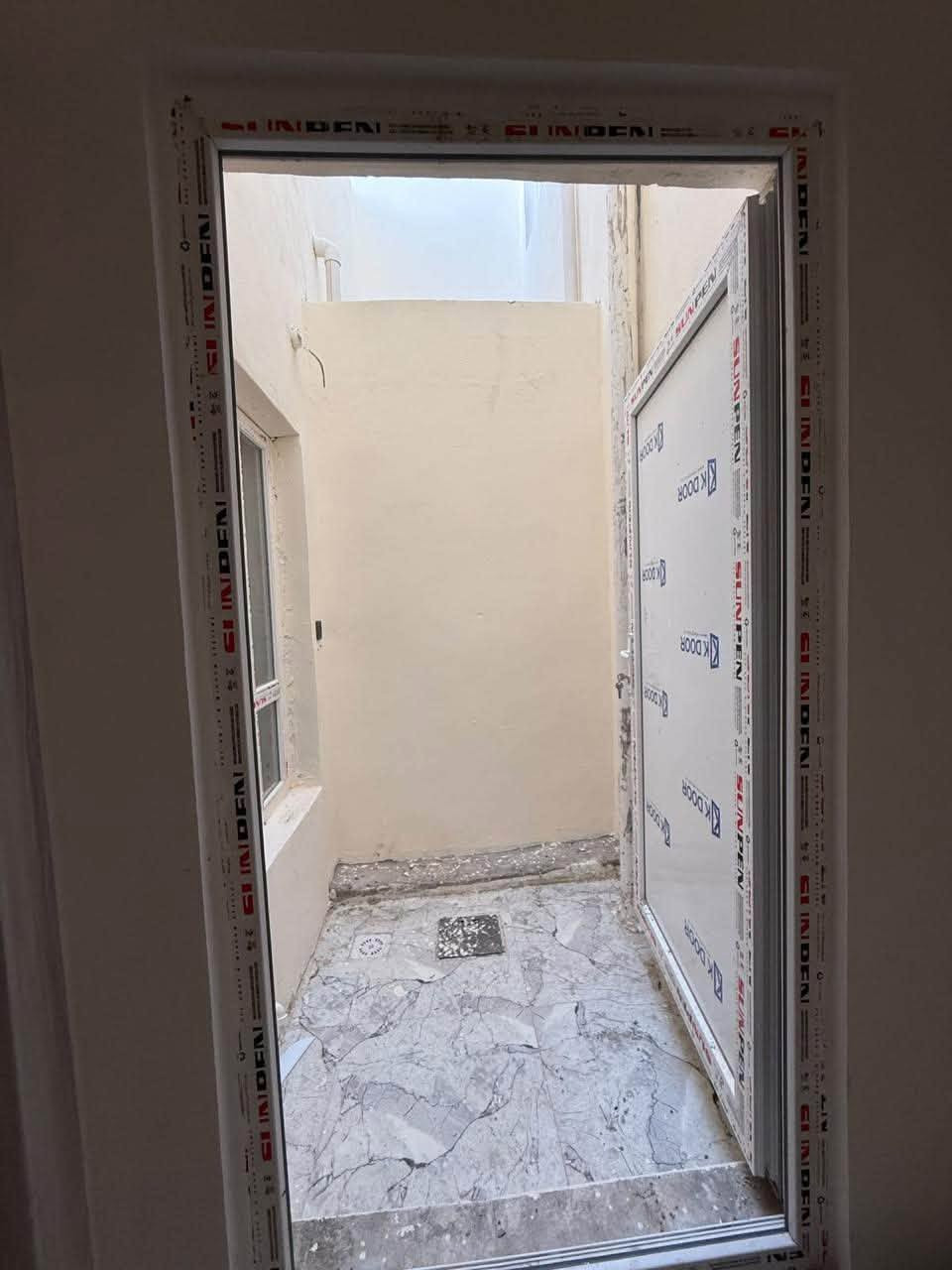 سلام عليكم دار للبيع ( تكريت_الديوم_التوحيد)
المساحه .. 133 وجه (7 اله ربع نزال 20 ) على شارع 15 متر 
يحتوي الدار على 4 غرف نوم وصاله وسطيه و غرفه ضيوف و 3 مجاميع صحيه و نضام غاز ونضام جزامه ونضام انترنيت تفاصيل الدار جداً مميزه عنوان مميز قرب سياج الجوهره للاستفسار باقي التفاصيل الاتصال على الرقم ***********
