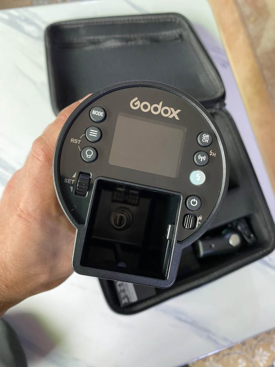 السلام عليكم
فلاش كودوكس Ad300pro 

تريكر x3 الحديث لمس

سوفت بوكس قياس ٩٠ 

قاعدة s2 

ستاند معدني ثقيل

( المعدات استخدام واحد فقط نضافة ٩٩٪؜ )

السعر ٤٧٥ الف وبيهن مجال 

(ملاحضه ابيعهن شلع مابيع وحده وحده )

تواصل خاص او اتصال ***********
