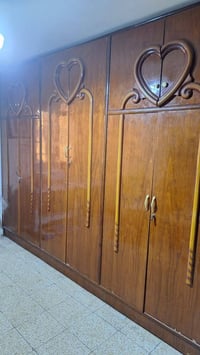 كنتور ٦ أبواب وملحق نظيف وكما موضح بالصورة سعره ٣٠٠ الف وبيه مجال مكيف...