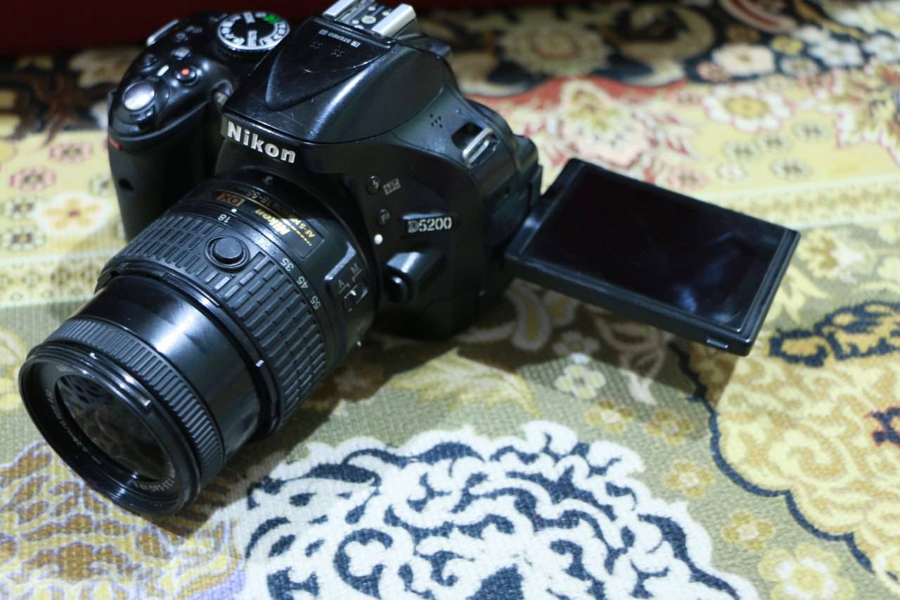 Nikon D5200 • عدسة 18-55 VR • مراية ما تصعد