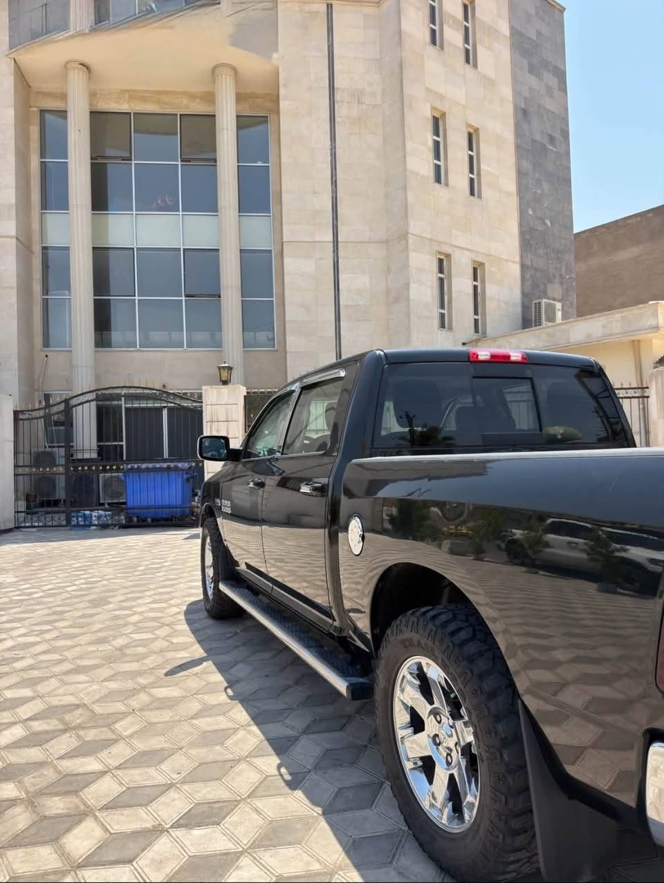 دوج رام لون ستار lon star
-2016
-8 سلندر
ماشيه  290الف كيلو
وارد امريكي
———————————————

دوج رام لون ستار lon star

المواصفات:
*باب طويل بدي قصير
*تو ويل
*شفط ب المري+اشاير ب المري
*ويل كروم مقاس 20
*دعامية امامي خلفي كروم
*حساسات امامي خلفي
*جامة خلفيه كهرباء 
*شاشة حجم8,4  +شاشة ديجتال 
*منافذ USB
*كشن منفصل
*كير ماوس
*مانع انزلاق 
*كشنات تدفئة+ستيرن تدفئه
*تبريد قطعتين
*كشنات جلد لون اسود اصل
*كامرة خلفية دوارة 
*تشغيل عن بعد+بصمات عدد 2
*سستم صوت الباين
*منافذ تخزين متعدده داخل السيارة
*دوسات جانبية
_________________________
أضافات

تخم تاير جبلي
ترفيع 3.5انج
منضومة غاز 
———————————————
السعر : 19,000$
———————————————
للأستسفار:***********
