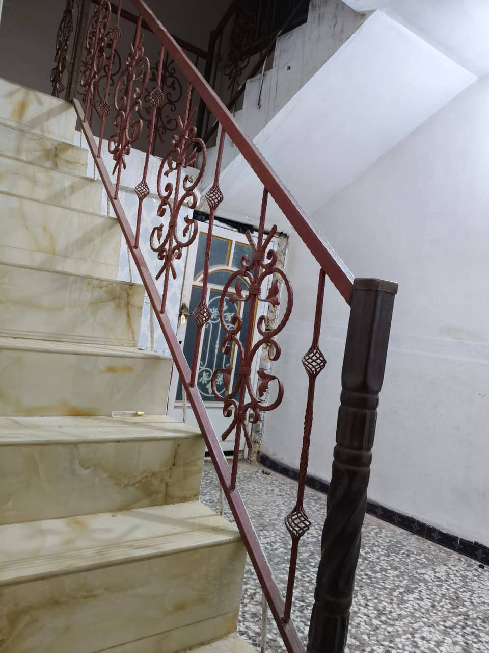 _بيت للأيجار مساحة 150متر.. طابقين نضيف جداً 

_الموقع: شارع 60 خلف مدينه حمورابي السياحيه قريب جداً على شارع يبعد 80 متر أو اقل

_الطابق الأول: 
غرفه نوم.. هول.. استقبال.. مطبخ.. مجمع صحيات 

_الطابق الثاني: 
غرفه نوم.. هول

_للأستفسار مراجعه مكتب القبه الذهبيه او الأتصال على الأرقام التاليه: 
***********
***********
