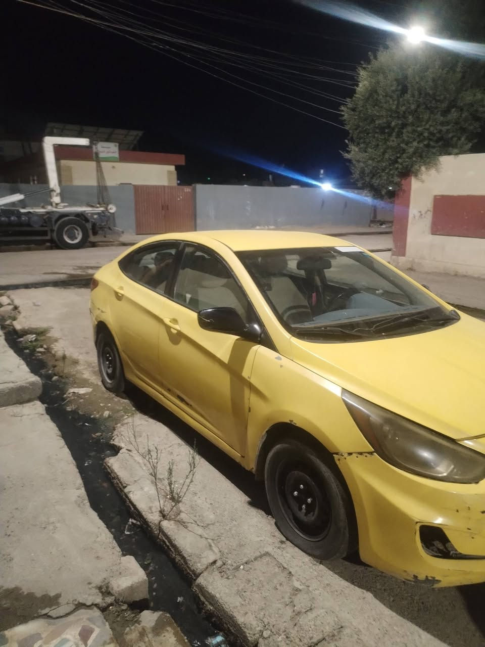 السلام عليكم سياره اكسنت للبيع موديل ٢٠١٢ مكينه كير شرط رقم نينوى مسطر شرط الوكاله والتحويل كاربون بانزين بيها تبريد ثلج قفل مركزي سياره منضوم غاز بيها

