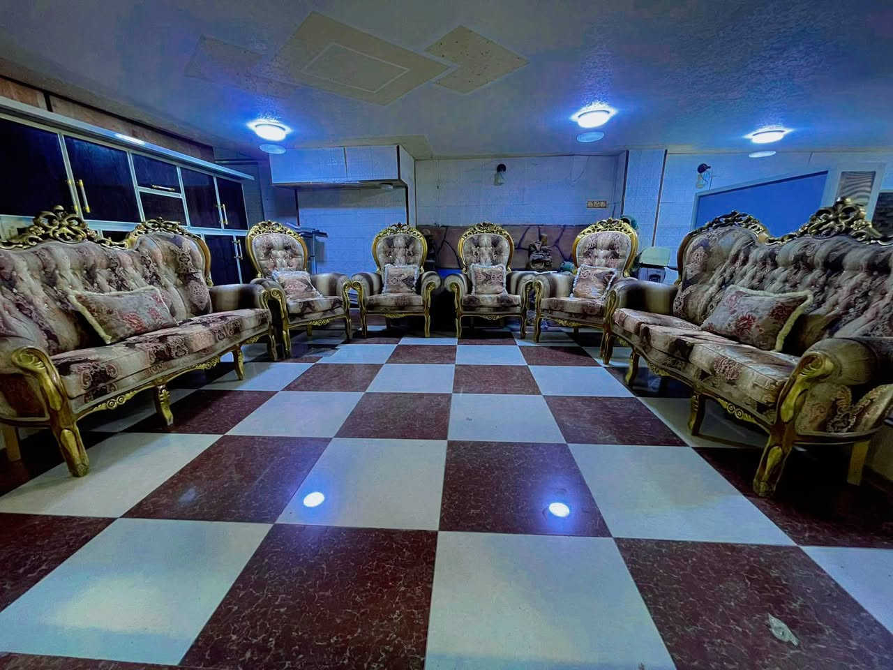 معرض الزهور للأثاث 
السلام عليكم اخوان متوفر تخم ملكي مستخدم ونظيف جدا 10 مقاعد كل تخم 
العنوان الرمادي منطقه 5 كيلو على شارع 100 قرب مطعم 🍴 هيوا لكردي 
للاتصال ***********

