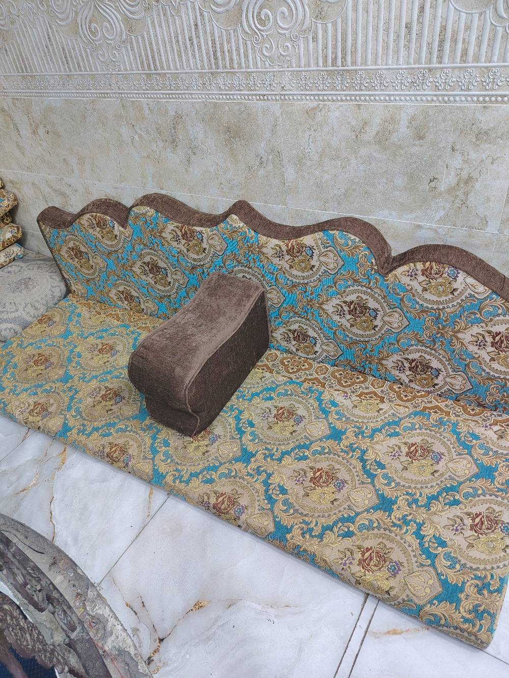 جلسة نضيفة مستعمل قليل بـ 450 وبيهة مجال العنوان كربلاء حي الغدير