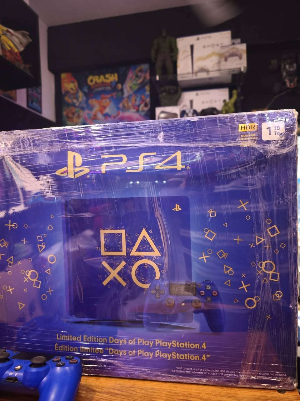 PS4 SLIM 1TB USED LIMITED EDITION 
بلي4 سلم بالة مستعمل نسخة خاصة ..
الجهاز قطعة مميزة نظافة فوول،ذاكرة الجهاز الداخلية 1TB
تحديث النظام 12.00 ،الجهاز قابل للتعديل ..
ملحقات الجهاز جوستك اصلي مع الكيبلات والكارتون الأصلية ..
للطلب والاستفسار الاتصال بالأرقام التالية:-
***********/واتساب 
***********/واتساب
او مراجعة مكتبنا الكائن في بغداد شارع الصناعة مجمع النعمان التجاري الطابق الأول ..
متوفر خدمة توصيل بغداد وجميع المحافظات .

نص مكتوب في الصور:
- PlayStation 4 Limited Edition PLAY IN GOLD Iconic Design. Legendary Play. DAYS OF PLAY LIMITED EDITION Exclusive blue-and-gold design. 1TB STORAGE Space for your game library. HDR HDR GAMING Rich color and vivid detail. DUALSHOCK 4 Precision in every move. PLAY HAS NO LIMITS. OWN THE ICON.