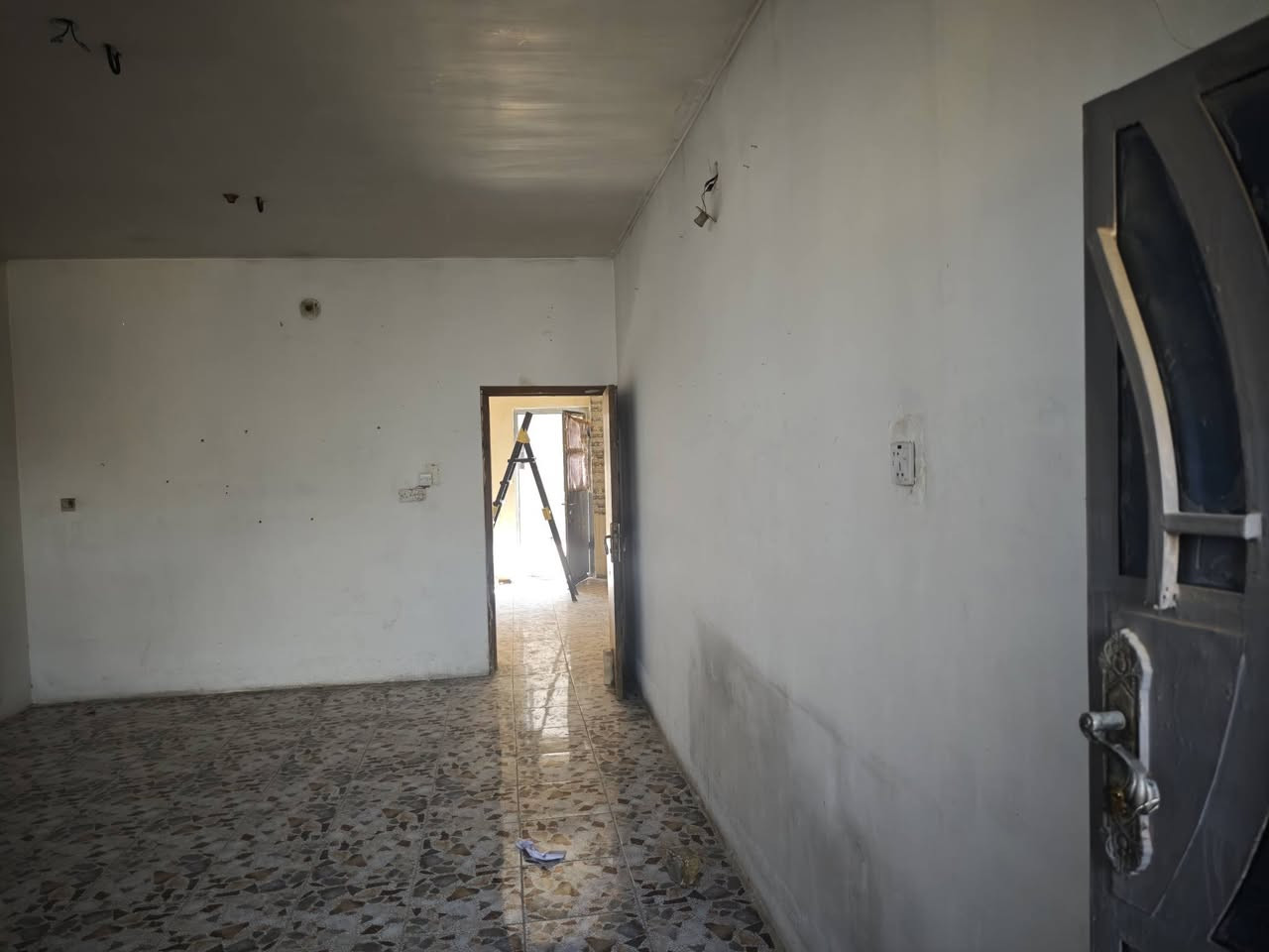 غرفتين وحمام وتواليت وصالة ( من ضمنها المطبخ)
و سطحين+ البيت بحالة جيدة ونظيف ماكو شيء مكسور ونقط الكهرباء كلهن موجودة 
المكان: بداية السريدات الجديدة مدخل علوة السمج بداية شارع منصور الركابي المربع الأول / مساحة الطابق الأول 200 متر بس مساحة الطابق الثاني  150 متر / المي 24 ساعة متوفرة والكهرباء مال مربع الأول معروفة شلون زينة / الطابق الأول بي فقط 4 نفرات و الحمد الله هدوء 24 ساعة

 الايجار 300 ألف 

للتواصل: 
***********
