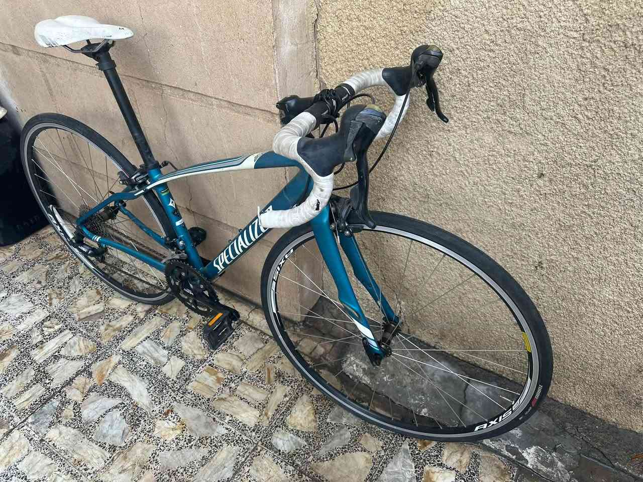 Specialized Dolce 🇺🇸
•
•
دراجة الطريق (Road bike) ماركة سبشلايزد الامريكية للبيع
دراجة مال حاويه بعدها بلاديه مملعوب بيها نهائياً على وضع الاستيراد وكانما جديده 

معدن الدراجة من الألمنيوم ماشه كاربون فايبر معرزة بتقنية Zertz لامتصاص الصدمات
ابعاد الفريم : حجم 28 / قياس 44 S

وزن الدراجة بالكامل : 8 كلغم
نسبه ضافتها 97%
مجموعة الدراجة  Shimano Sora R-3500 شيمانو سورا جديد وكانما غير مستعمل فقط البدالات ضاهريه و بداله النقال بحاجة الى ترتيب او تنضيف او صيانه

‎عدد التروس : 2 / 9

ويالتها المنيوم ماركة AXIS Classic  طبقتين لتحمل عوامل الطرق الوعرة نضام كمبليون فتح وشد سريع
اطارات الدراجة ماركة Specialized Turbo Pro الخاصة بالشركة قياس 25 / c700

السعر المطلوب : 350 الف و الشراي يدلل
العنوان: بغداد / الشعب / سوق شلال / قرب مركز شرطة شارع عدن
للاستفسار: ***********
