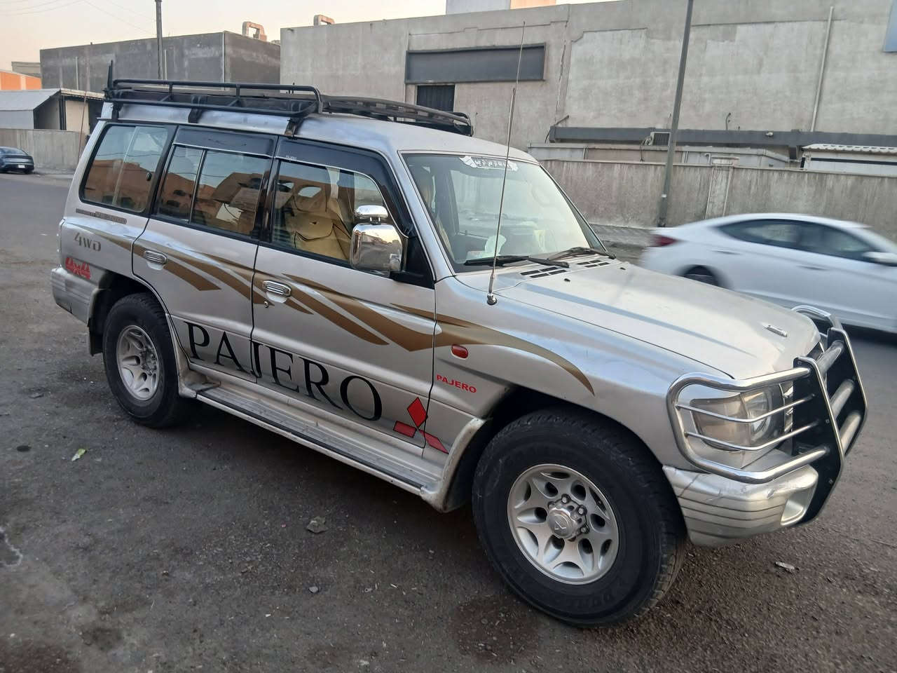 سلام عليكم باجيرو موديل 2000 مكينه بلادي3000V6 كير بلادي اتوماتيك خير من الله  تخم تاير جديد صدر جديد ماشاء الله كامله السياره ب الحقيقه احلا من الصوره 
العنوان بغداد 
***********
