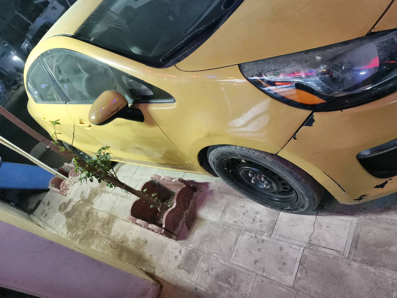 سلام عليكم كيا ريو موديل 2013 وارد امريكي حادثه جاملق وشوي من البنيد مندون دواخل المكين 1600 دوش خير من الله مكفوله كفاله رقم بغداد تحول ثاني يوم  مكان بغداد المشتل السعر 70وبيه مجال ***********
بالنسبة للصدمة، شنو القطع المتبدلة بالضبط؟ واجهة/صدام/رفرف/راديتر/شاصي بيه شغل لو لا؟: 
جاملق وشوي من البنيد مندون تواخل 
المكينة والكير شلون وضعهن هسه؟ بيهن تهريب، رجّة، أو أي ملاحظة غير مذكورة؟: 
مكفولات
الداخلية شلون حالتها؟ الأيرباقات طالعة لو كلها سليمة، والكونترولات/المكيف/الزجاج كلهن شغال؟: 
سليمه
إذا يريد يشتري، شكد آخر سعر وبي مجال بسيط؟ وهل التوصيل/المعاينة بالمشتل متاحة؟: 
65