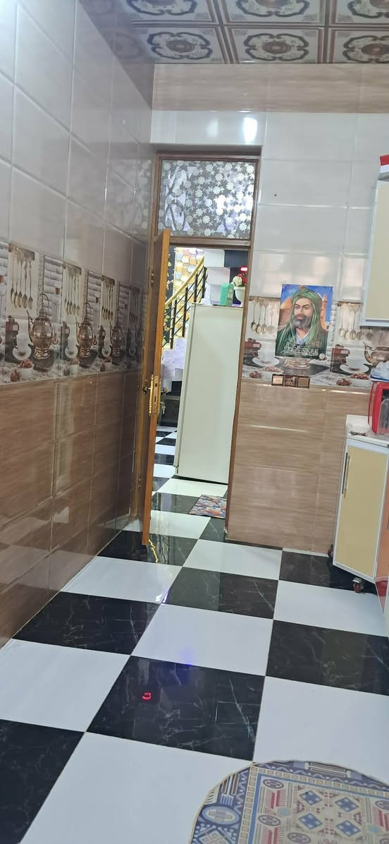 العنوان حي ديان مقابيل البانزيخانه الاهليه فرع ستاذ بدر العبيدي 
البيت للبيع السعر 120 أو بيه مجال 
المساحه 126 
بنيانه طابوك رباط كونكريت سكفه كونكريت 
رقم صاحب الدار ***********
تفاصيل البيت 
غرفه أو صاله أو براني أو مطبخ مجمع صحي خارجي أو داخلي 
أو بيه غرفه فوك
