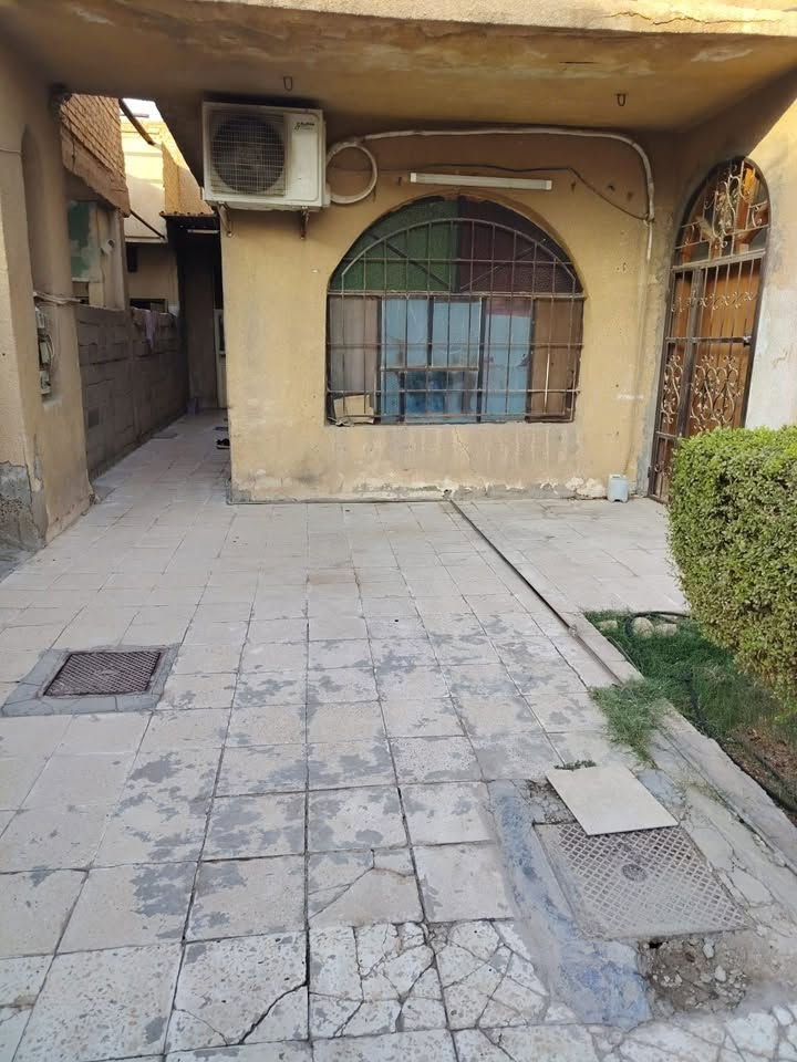 للبيع بيت في الزعفرانية، مساحة 312 متر، طابو صرف.

البيت يتكون من طابقين وسطح.

الطابق الأول بيه غرفة، استقبال كبير، هول واسع، مطبخ مع منور كبير، وصحيات داخلية وخارجية، بالإضافة إلى كراج وحديقة.

الطابق الثاني يتكون من 4 غرف نوم كبيرة، ويا سطح كبير.

البيت مساحته حلوة وتقسيمه مريح ومناسب للعائلة، والبيت بيه مساحة وحديقة وكراج، والطابو صرف.

السعر والتفاصيل على الرقم.   ***********    @.   
للمهتمين والجادين فقط، التواصل للمعاينة والاستفسار.
