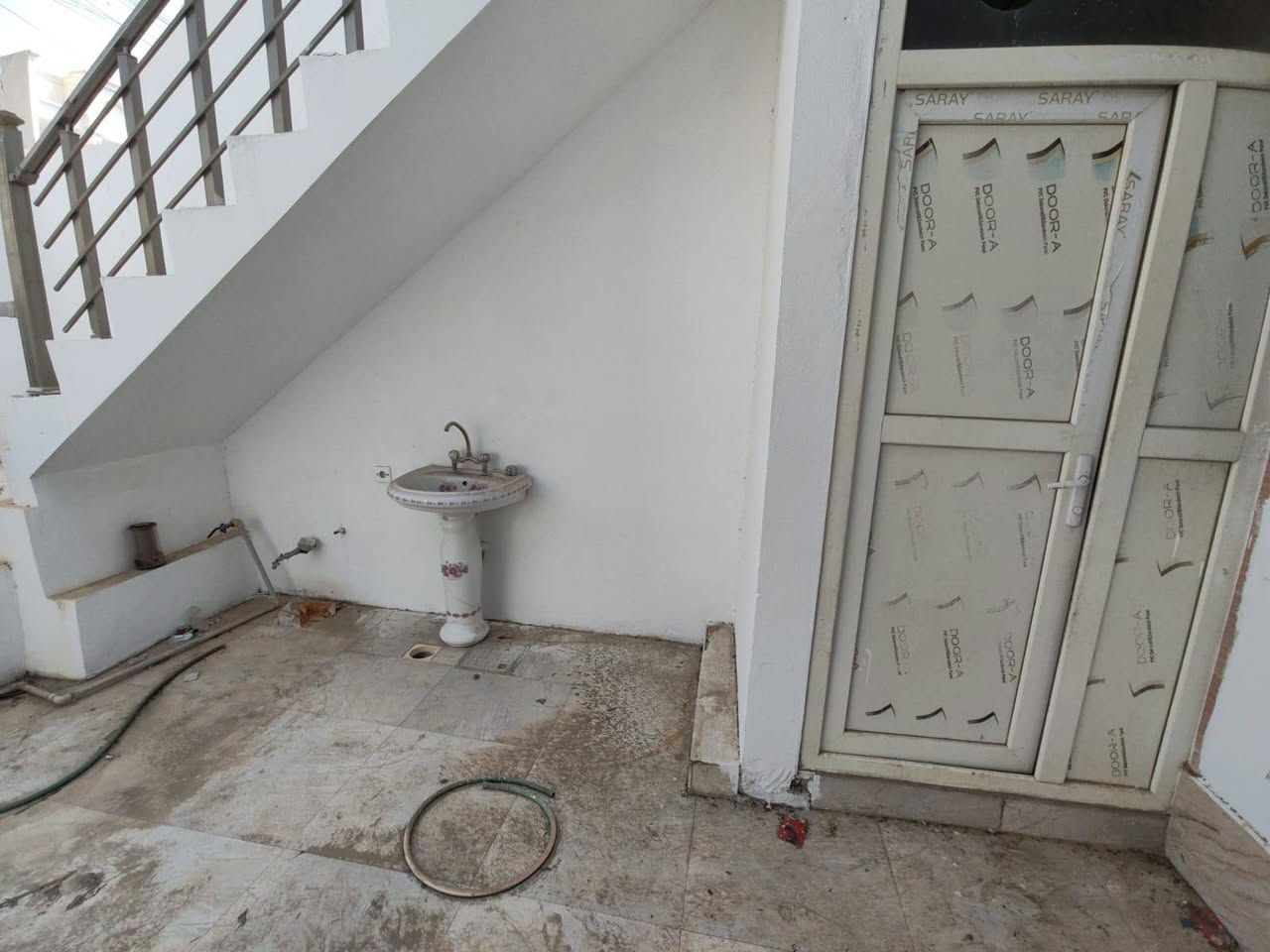 دار 100 متر (رقم) للبيع 
بناء حديث سيراميك سقف ثانوي بناء مرتب كامل مكمل 
العنوان كركوك القادسية الثانيه قرب متوسطة أجنادين
 
السعر 40 مليون وبي مجال 
للاتصال والاستفسار الاتصال على الرقم التالي أو مراجعة مكتب النور الكبير ***********
