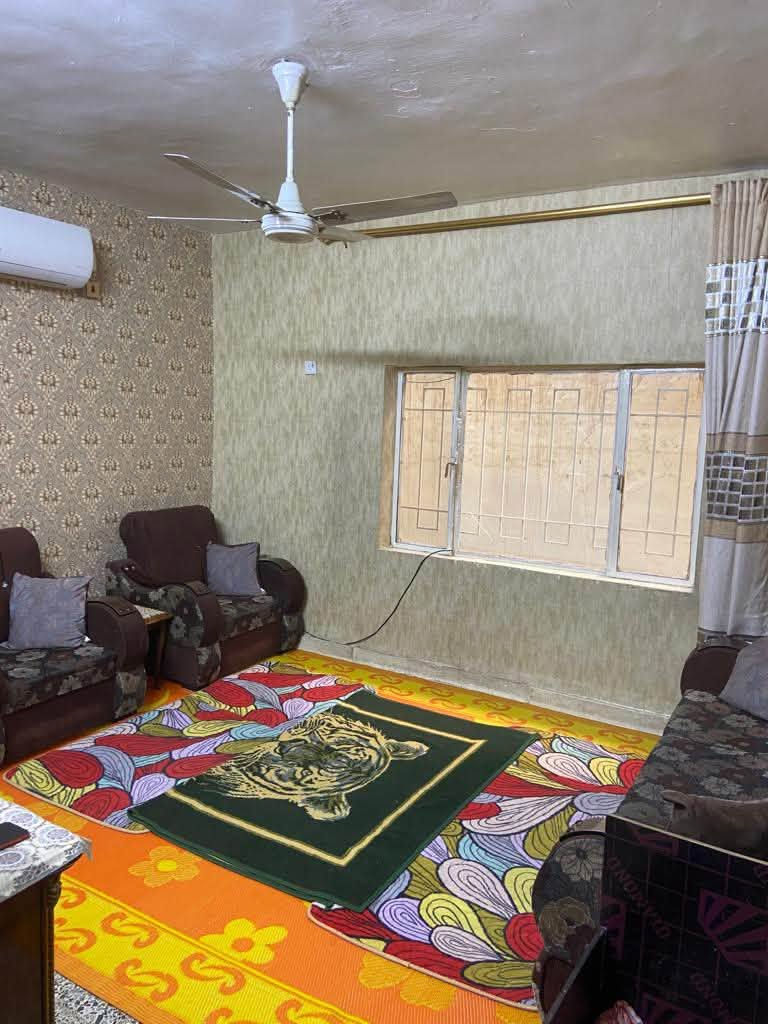 السلام عليكم بيت للبيع مساحته ٢٠٠م بناء قديم يعني بسنة ١٩٩٠ موقعه جيد جدا منطقة المواصلات الرابعه يحتوي على ٤ غرف نوم وصاله ومطبخ وصحيات اي استفسار مكتب وعقار الاندلس )(سيدعلاء***********))ابوفهدالشمري ***********
