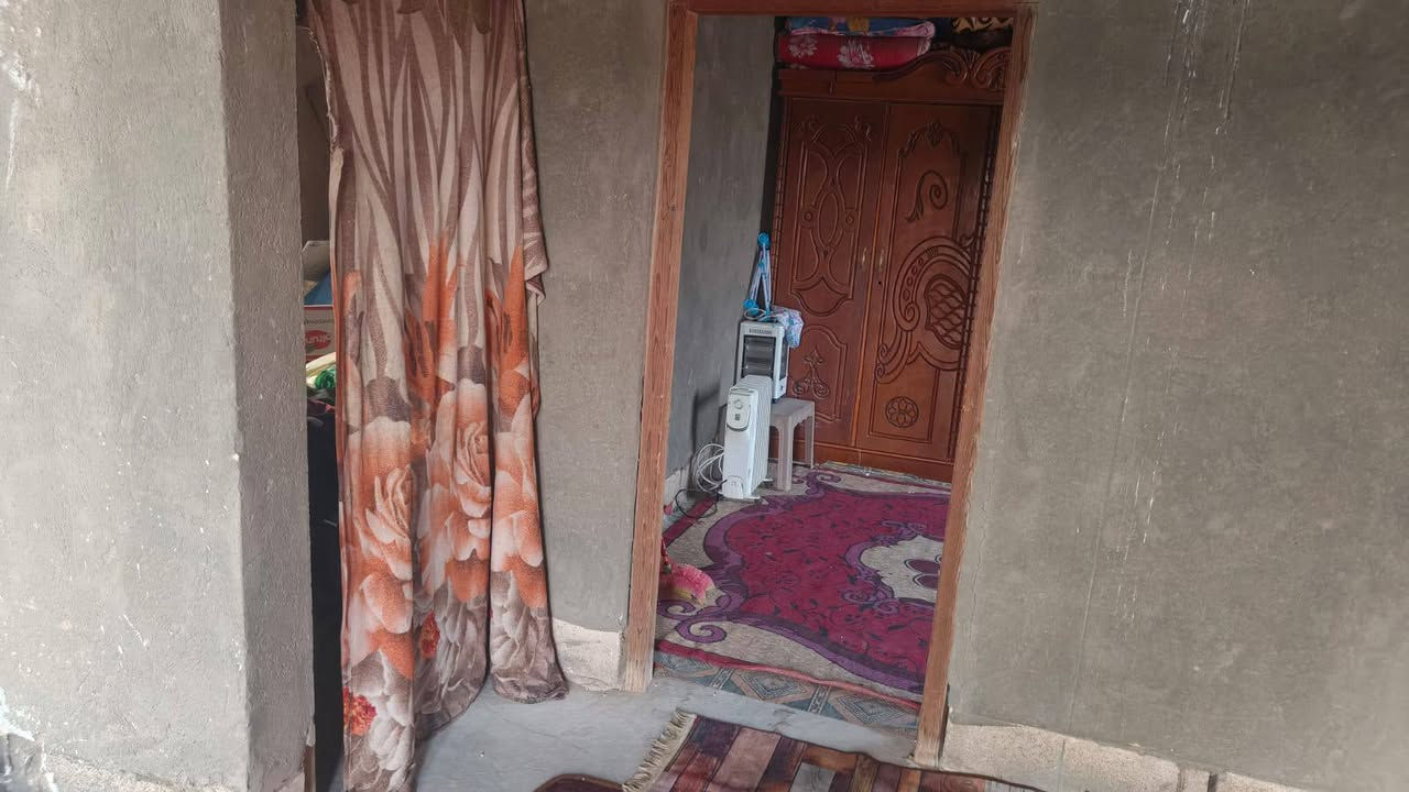 السلام عليكم بيت طابقين للبيع مساحة 260 مع ألاثاث البيت كونكريت صب الطابق الاول طابوك والثاني ثرمستون غرف  عدد ٤ صالات ٢ مطبخ أستقبال كبير ساحة كبيره صحيات خارجيه مكان البيت أل محينه قرب المولد رقم صاحب البيت ***********
