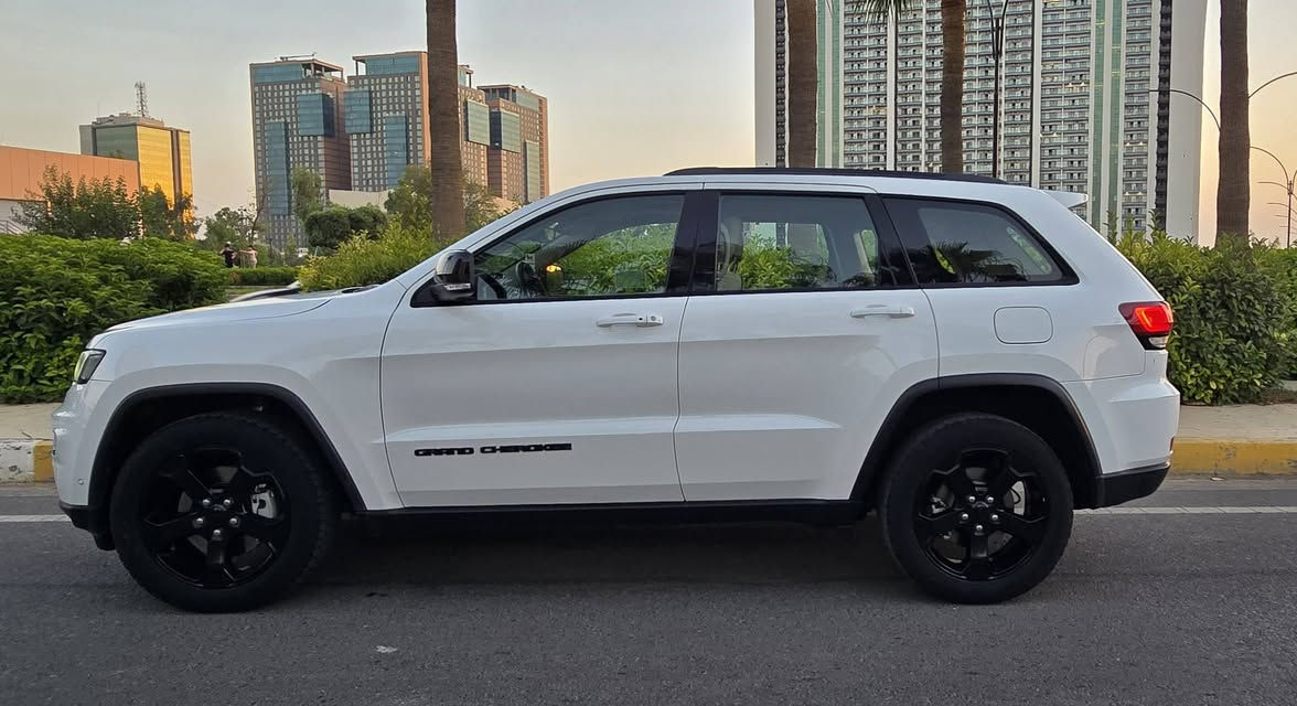 🔥 **للبيع | Jeep Grand Cherokee Black Top 2019** 🔥

حين تجتمع **الفخامة الأمريكية، القوة، والهيبة** في سيارة واحدة… تكون النتيجة **Jeep Grand Cherokee Black Top 2019** 🚙✨

سيارة مميزة بحالة استثنائية، نظافة عالية وممشى قليل، تمنحك حضوراً راقياً على الطريق وأداءً قوياً وراحة متكاملة في كل رحلة.

🔹 **الموديل:** 2019
🔹 **الفئة:** Black Top
🔹 **المحرك:** 3.6L V6
🔹 **الممشى:** 35,000 كم فقط
🔹 **المنشأ:** خليجي (GCC) / هارلم
🔹 **الدفع:** 4×4
🔹 **اللون:** أبيض
🔹 **الحالة:** بدون صبغ
🔹 **اللوحة:** أربيل – خصوصي

✨ **تجهيزات تجمع بين الراحة والتقنيات الحديثة:**
✔️ مقاعد جلدية فاخرة
✔️ فتحة سقف
✔️ تشغيل ودخول ذكي بدون مفتاح
✔️ شاشة مع Apple CarPlay
✔️ كاميرا خلفية وحساسات أمامية وخلفية
✔️ مراقبة النقطة العمياء
✔️ مثبت سرعة متكيف
✔️ نظام فرملة طوارئ
✔️ مقاعد مساج
✔️ إضاءة LED
✔️ نظام اختيار وضعيات القيادة
✔️ مرايا كهربائية ومدفأة
✔️ 8 وسائد هوائية

💰 **السعر: 27,800 دولار**
✨ **يوجد مجال بسيط للتفاوض للجادين، تقديراً لاهتمامهم الجاد.**
📍 **الموقع: أربيل**

سيارة تجمع بين **القوة، الأناقة، الراحة، والأمان**… ومناسبة لمن يبحث عن **Grand Cherokee** نظيفة بمواصفات عالية وممشى قليل.

📞 **للاستفسار أو مشاهدة السيارة، يرجى التواصل عبر الخاص أو الاتصال على:**
***************

**Jeep Grand Cherokee Black Top 2019 — هيبة تفرض حضورها، وفخامة تُشعَر في كل تفاصيلها.** 🖤🚙

