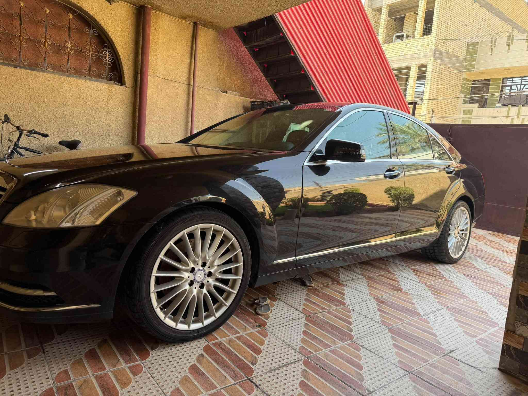 🚘 مرسيدس S350 | موديل 2009 محدث 2013

✨ للبيع – بغداد

المواصفات والتجهيزات:
• محرك 6 سلندر 3500cc – الحجم المرغوب
• كير أوتوماتيك
• تعليق وجكات هوائية
• سلايد روف – 3 وضعيات
• تبريد 3 قطع
• سايد بريك بصمة
• تلفون + ماوس تحكم
• CD Changer – 6 أقراص
• بردات كهربائية – 5 قطع
• مقاعد كهربائية: تدفئة + تبريد + مساج + قاصّة + Memory
• داخلية جلد أسود مع تطعيم صاج
• أبواب وجنطة شفط
• مري شفط وقلّاب
• تعتيم ليلي
• إشارات زراك لايت
• لايت زينون داينمك
• تجاوي كهرباء
• مرايا داخلية وجانبية عاكسة للضوء
• جوستكات قيادة بالستيرن
• نظام سماعات Full Stereo
• GPS
• حساسات أمامية وخلفية
• إنارة داخلية متغيرة للدشبول
• تايرات Dunlop
• بطارية جديدة
• صدر جديد
• وبعدها مواصفات وتجهيزات إضافية كثيرة

المعلومات:
📍 رقم أربيل – تحويل مباشر أو وكالة
🎨 اللون: أسود
🔧 الحادث: فقط هلال جامِلَغ خلفي (خلف السائق)
📍 مكان السيارة: بغداد
***********
