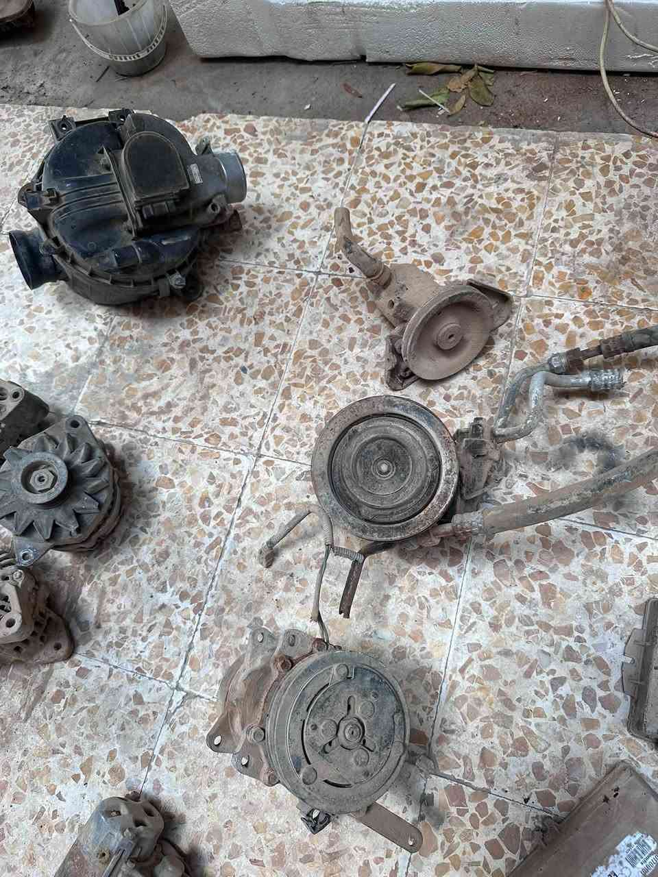 بين واحد دينمو مال تيوتا رنر وبيجو وعقل مال ستروين فرنسي  سلف تيوتا وبيجو  وشوته ايرفلو هم شرط شغال    مال تيوتا رنر ***********
