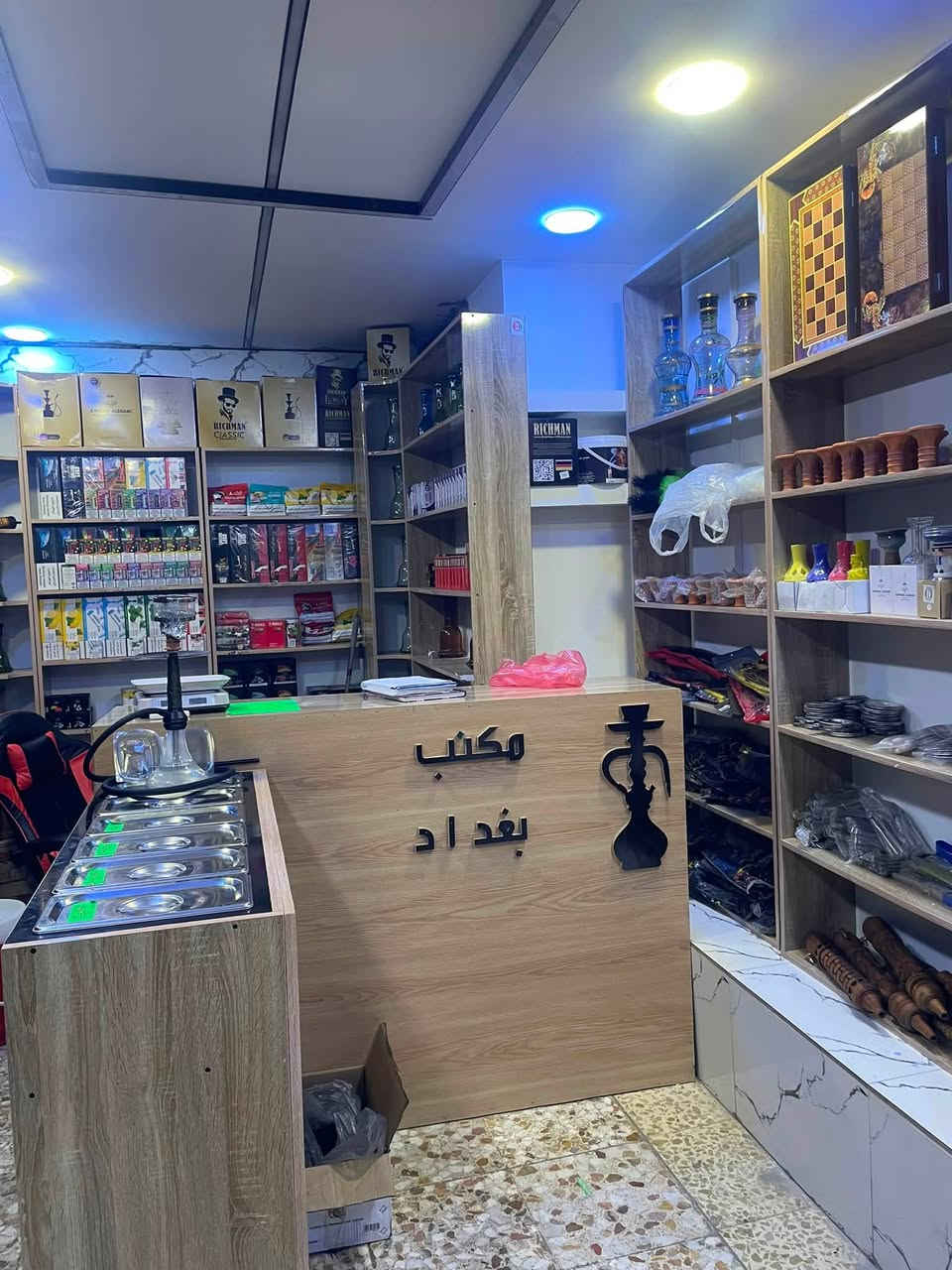 محل اراكيل للبيع كامل المحل صارلة شهرين مفتح سبب البيع:طالب كلية هندسة وبدة دوامي و ما اكدر اوازن بين المحل و الدوام ….. المحل مرتب و حلو وجبير جاهز بس تجي تفتح …الدورة شارع الميكانيك بداية شارع الفورتات قرب سنتر الوليد مقابيل مطعم بيت المحشي ***********
