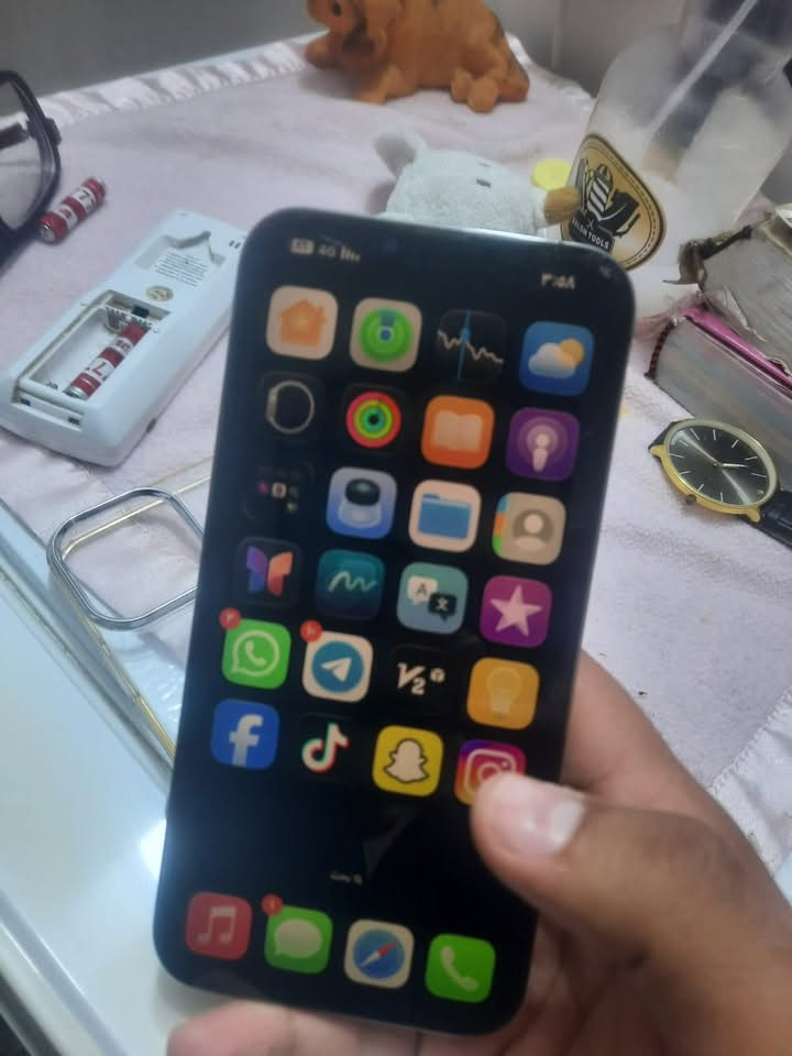 13pro max  ذاكرة ٢٥٦ بي فطر بالشاشة فوك بس ماماثر ابد على اللمس  الباقي كله كفالة  قيمو بما يرضي الله تواصل ع رقم  *********** توصيل داخل النجف فقط

نص مكتوب في الصور:
- ٤٣٤ 4G 1:18 1:18 القطع والخدمة تجمع Apple سجل تاريخ القطع والخدمة، وهذا السجل يعرض معلومات عن هذا الـ iPhone وحالته وتفاصيل إصلاحه. معرفة المزيد... سجل تاريخ الخدمة البطارية الخدمة
- حالة البطارية والشحن رسالة مهمة حول البطارية حالة بطاريتك متدنية جدًا. يمكن أن يبدل أحد مزودي خدمة Apple المعتمدين البطارية لاستعادة الأداء والطاقة القصويين. العثور على خيارات الخدمة... الحد الأقصى للقدرة ٧٥٪ هذا قياس لقدرة البطارية مقارنة بقدرتها عندما كانت جديدة. قد تتسبب القدرة المنخفضة بتقليل ساعات الاستخدام بين عملية الشحن والأخرى. أقصى قدرة للأداء ستساعد الأنظمة المضمنة في النظام والمكونات في تخفيف آثار الأداء التي قد تلاحظها أثناء التقدم الكيميائي في عمر بطارية iPhone. شحن البطارية المحسن للحد من استنزاف عمر البطارية، يتعلم الـ iPhone من عادات الشحن اليومية، بحيث ينتظر ولا يتجاوز ٨٠٪ حتى يحين موعد حاجتك إلى استخدامه.