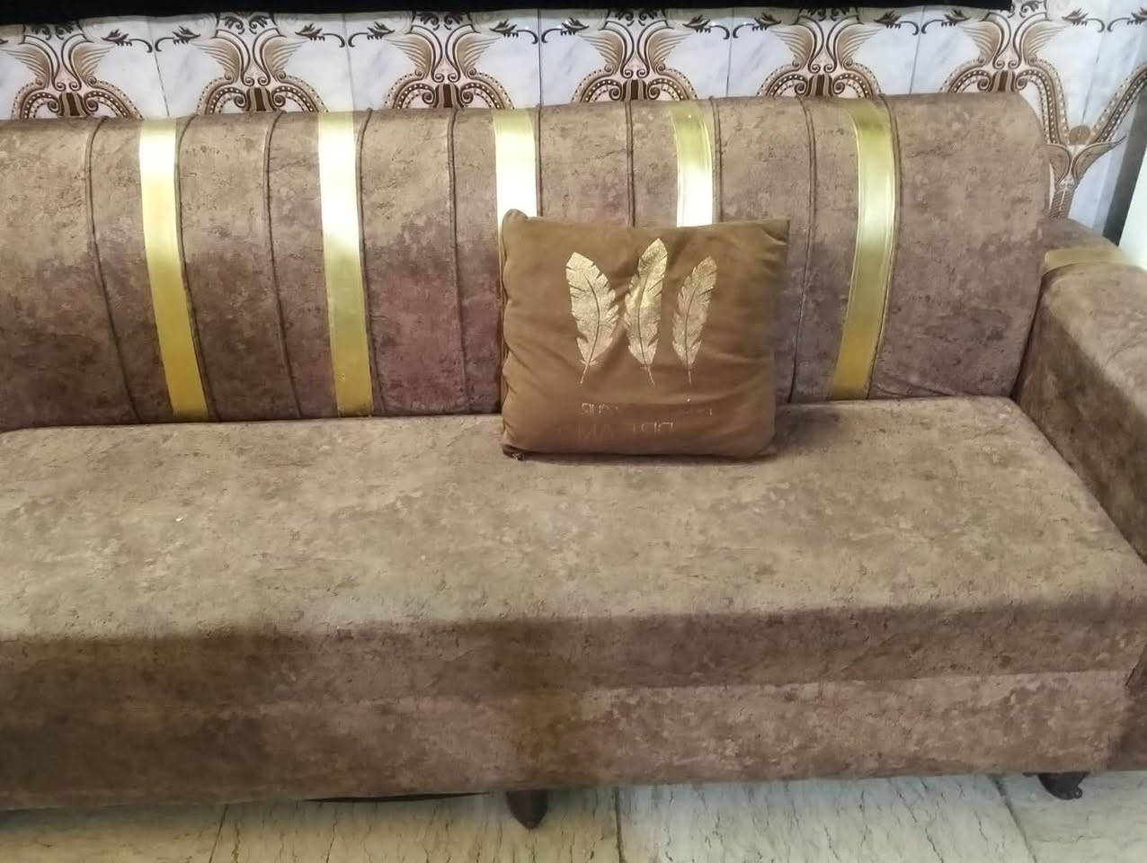 السلام عليكم ديوان نضيف ٦ قطع معه زاويه ٧ 
٤٠٠ بي مجال بغداد البلديات ***********
