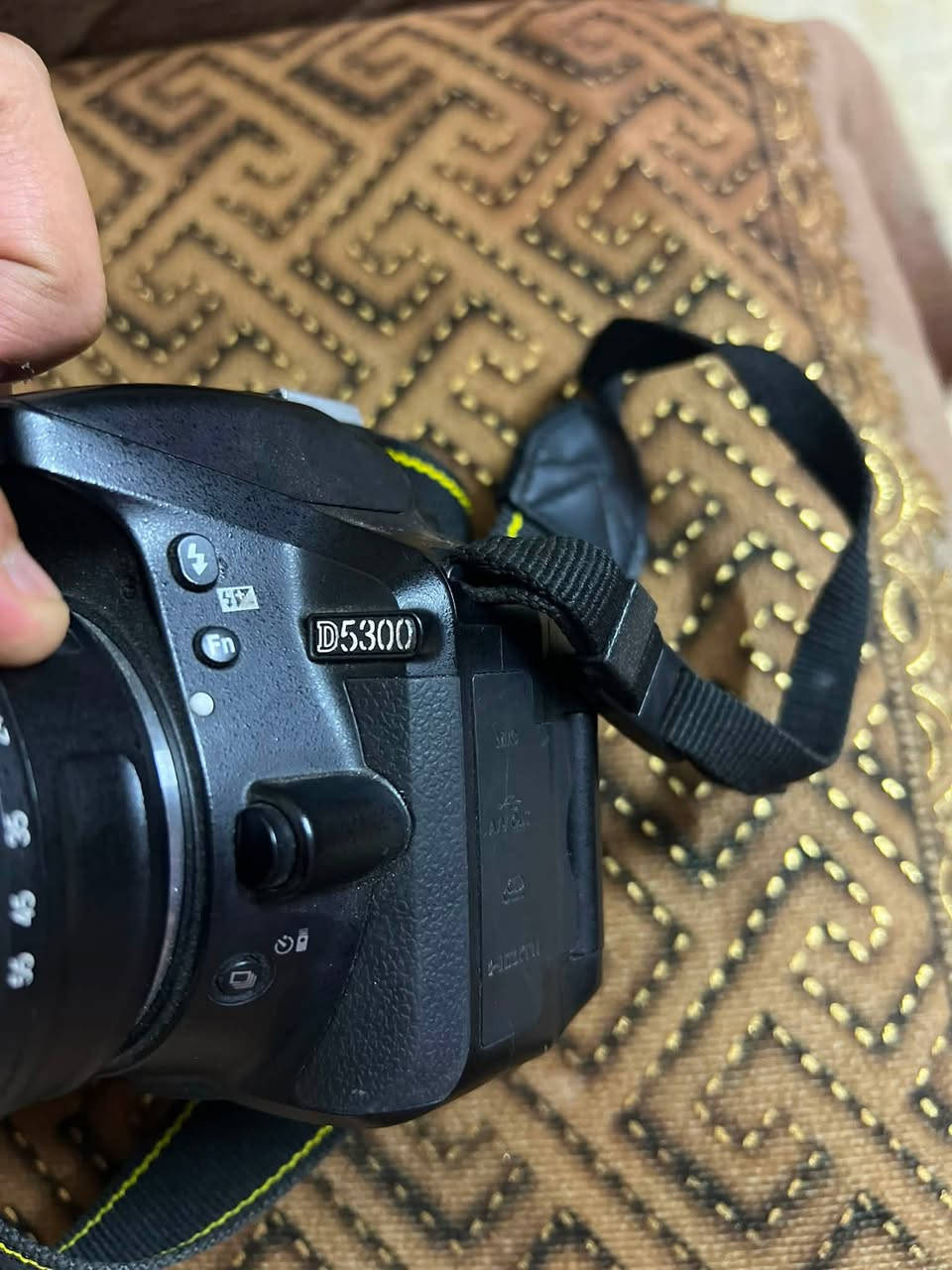 السلام عليكم ورحمة الله وبركاته
كامره نيكون 5300 صورتهه تخبل 
وياهه شاحنه وحزام فقط 
سعرهه ٢٥٠ مكاني بغداد مدينه الصدر. 

رقم الهاتف ***********
