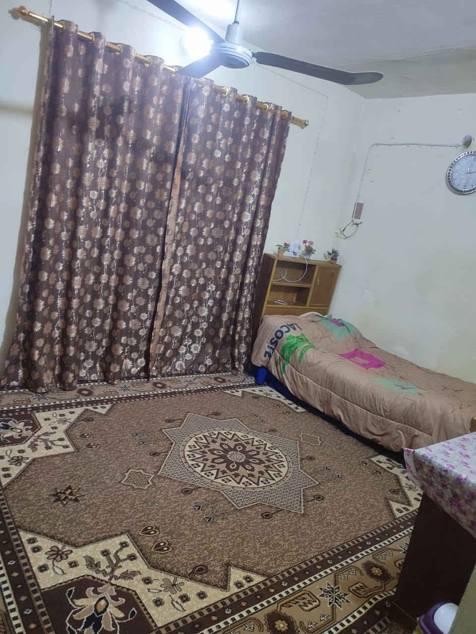 سلام عليكم
بيت طابو صرف مساحه 200  عنوانه حله حي العسكري يبعد على شارع30 
80متر 
يحتوى ع3غرف مطبخ استقبال صحيات جوه وبره لاستفسار وتساب ***********دار للبيع السعر 135 وبي مجاني بيع مستعجل
